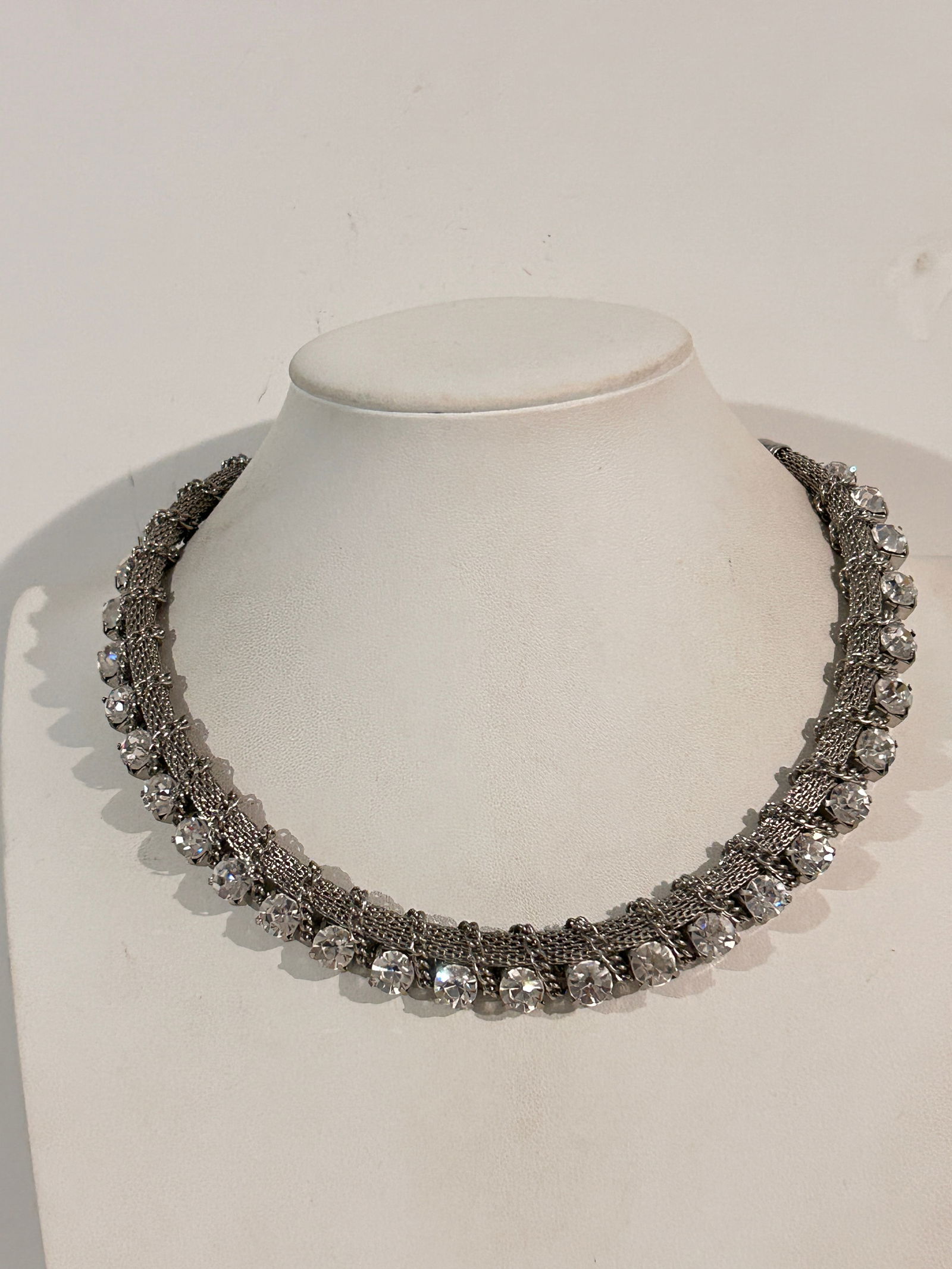 Vintage Necklace: Vintage Necklace Please view all photos as they are part of the description and condition of this Item, Feel free to contact me with questions or picture requests! Used Item AS IS