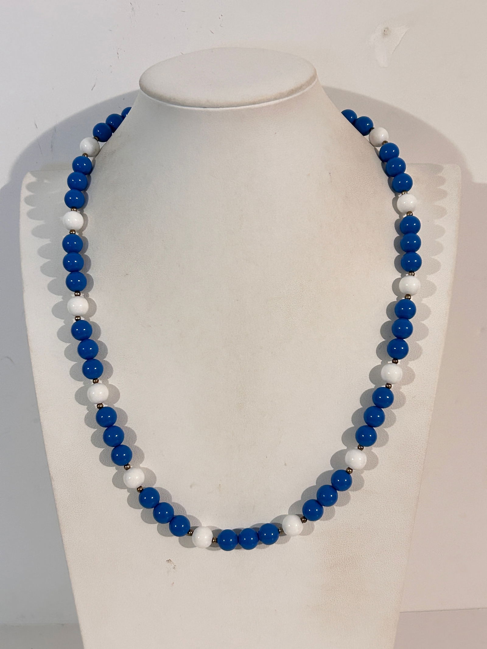 Vintage Necklace: Vintage Necklace Please view all photos as they are part of the description and condition of this Item, Feel free to contact me with questions or picture requests! Used Item AS IS