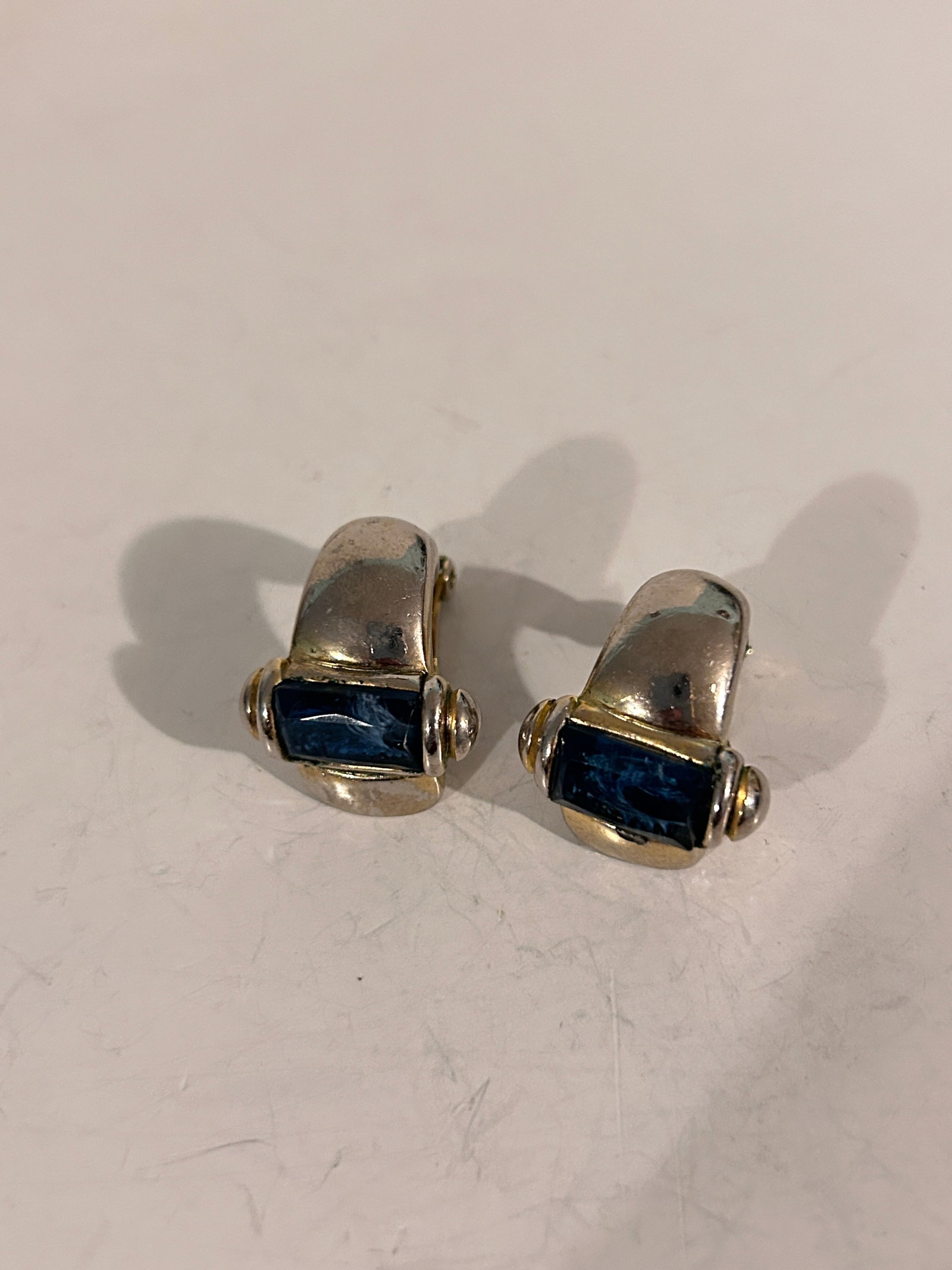 Vintage Gio Silver Tone Earrings: Vintage Gio Silver Tone Earrings Please view all photos as they are part of the description and condition of this Item, Feel free to contact me with questions or picture requests! Used Item AS IS