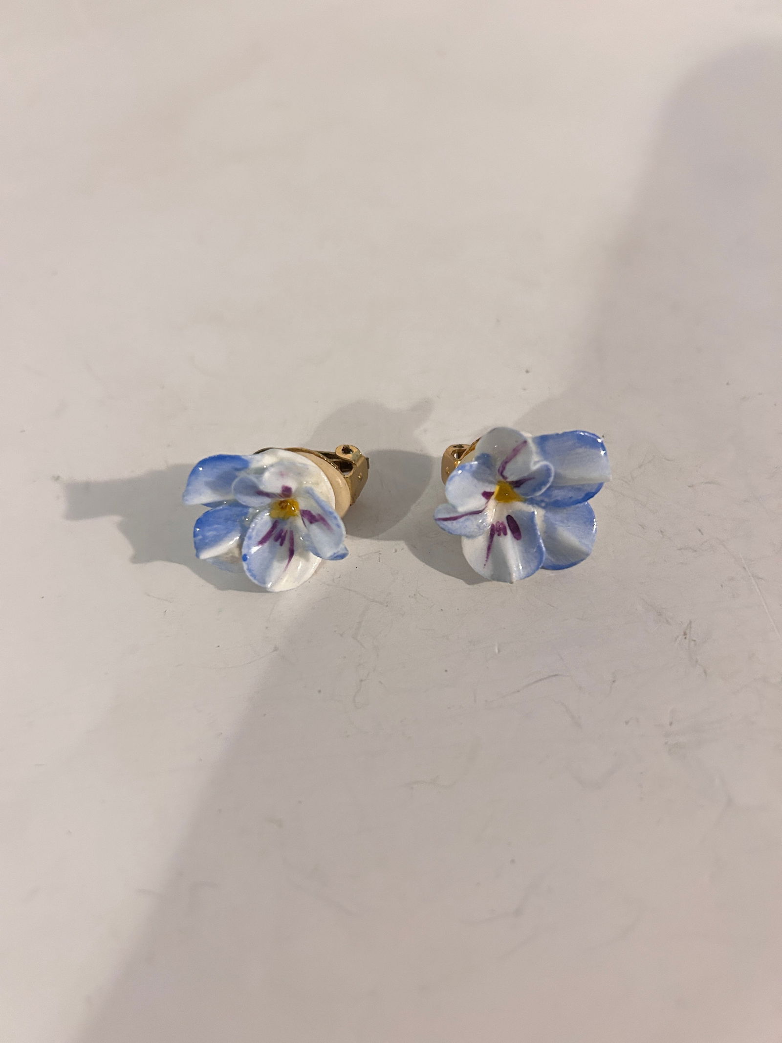 Vintage ceramic floral Earrings: Vintage ceramic floral Earrings Please view all photos as they are part of the description and condition of this Item, Feel free to contact me with questions or picture requests! Used Item AS IS