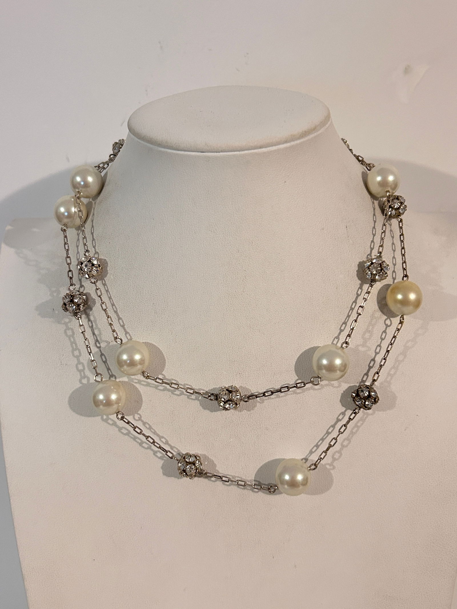 Vintage Necklace: Vintage Necklace Please view all photos as they are part of the description and condition of this Item, Feel free to contact me with questions or picture requests! Used Item AS IS