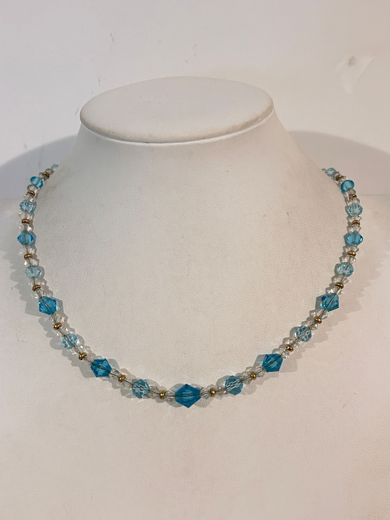 Vintage Necklace: Vintage Necklace Please view all photos as they are part of the description and condition of this Item, Feel free to contact me with questions or picture requests! Used Item AS IS