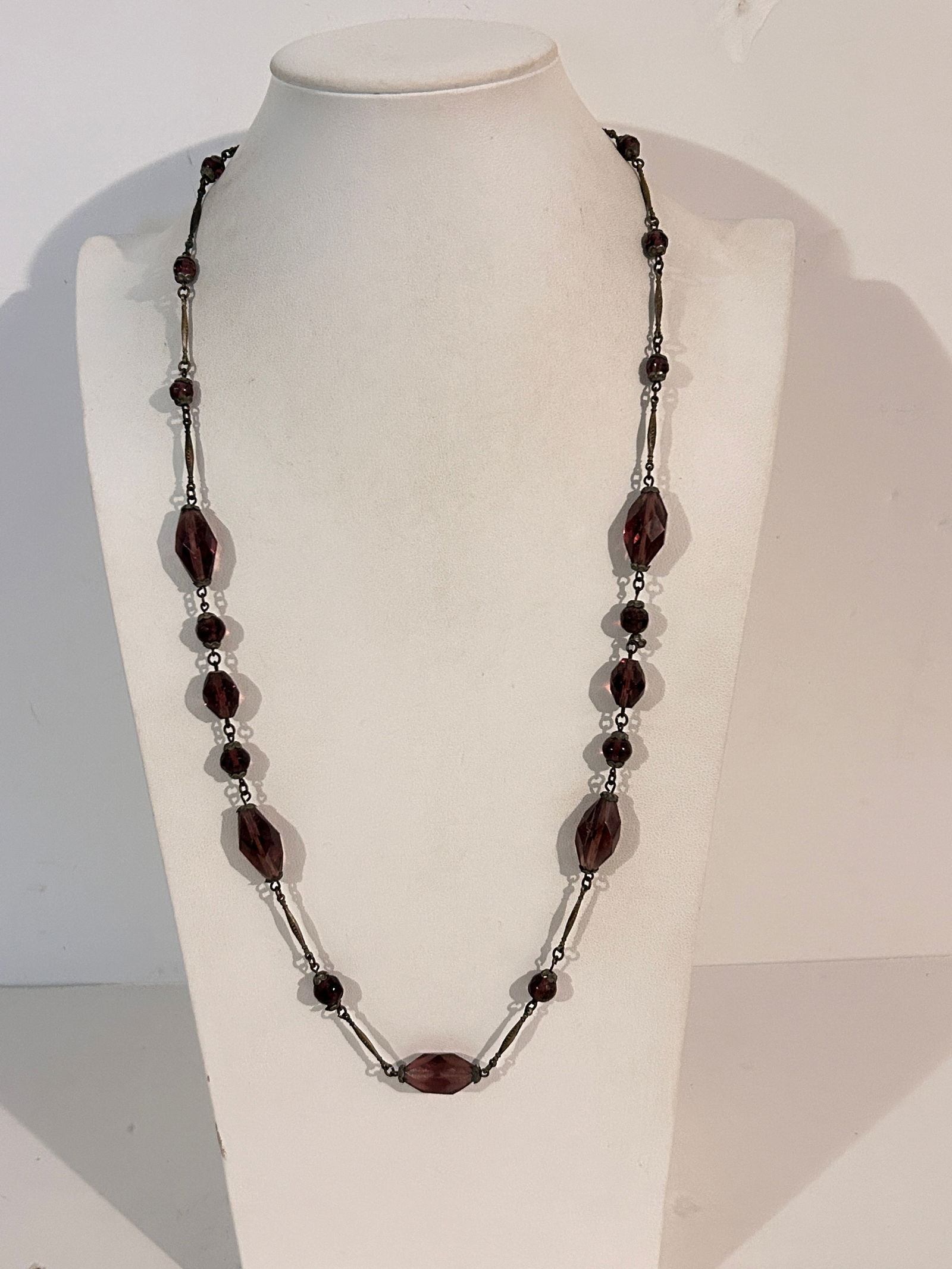 Vintage Necklace: Vintage Necklace Please view all photos as they are part of the description and condition of this Item, Feel free to contact me with questions or picture requests! Used Item AS IS