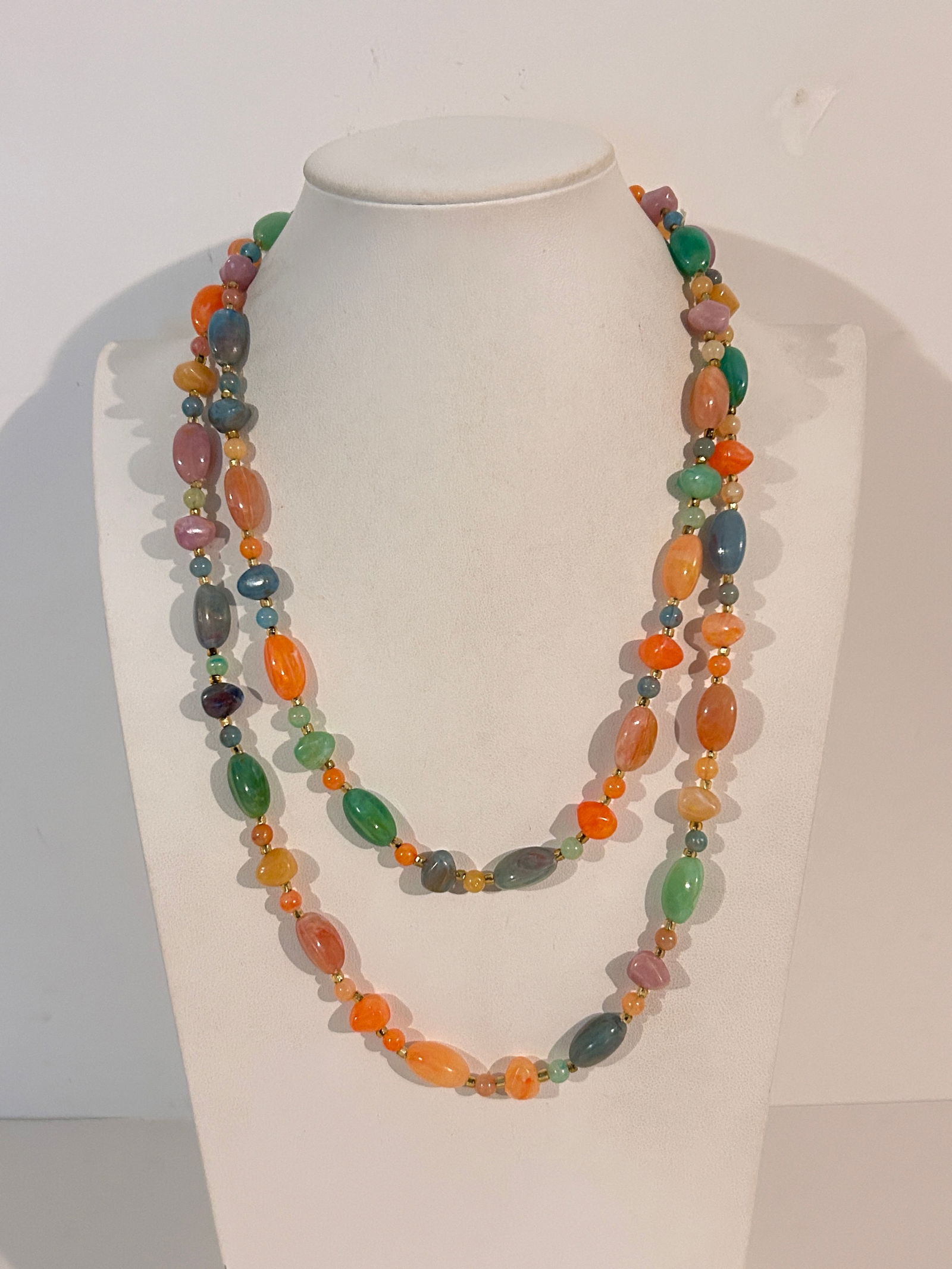 Vintage Necklace: Vintage Necklace Please view all photos as they are part of the description and condition of this Item, Feel free to contact me with questions or picture requests! Used Item AS IS