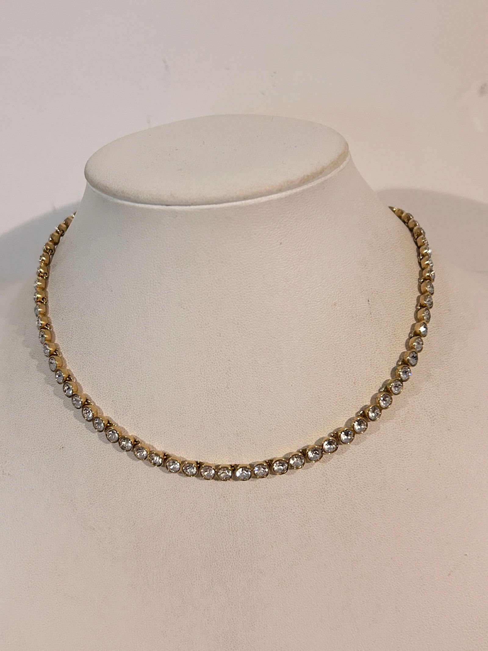 Vintage Necklace: Vintage Necklace Please view all photos as they are part of the description and condition of this Item, Feel free to contact me with questions or picture requests! Used Item AS IS