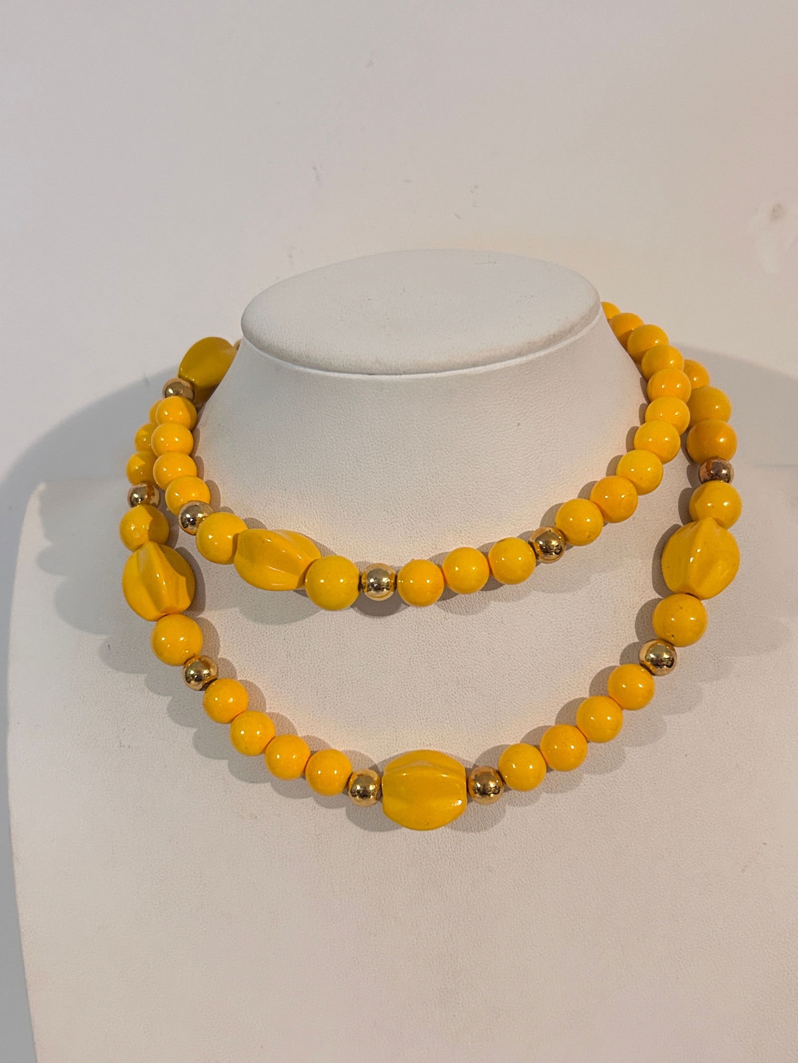 Vintage Necklace: Vintage Necklace Please view all photos as they are part of the description and condition of this Item, Feel free to contact me with questions or picture requests! Used Item AS IS