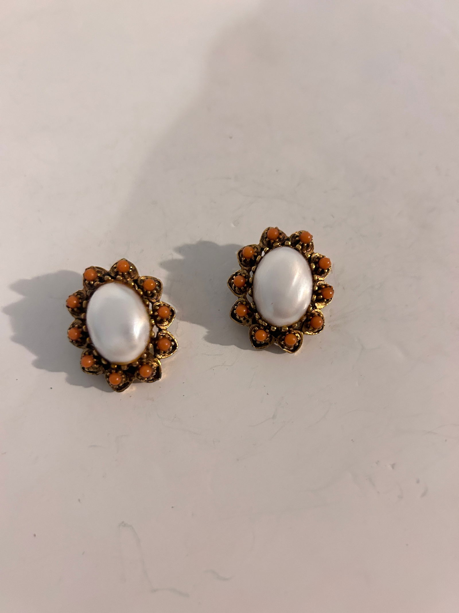 vintage florenza Faux Pearl earrings: vintage florenza Faux Pearl earrings Please view all photos as they are part of the description and condition of this Item, Feel free to contact me with questions or picture requests! Used Item AS IS