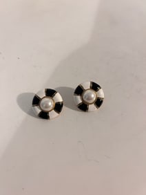 Vintage black/white enamel post Earrings