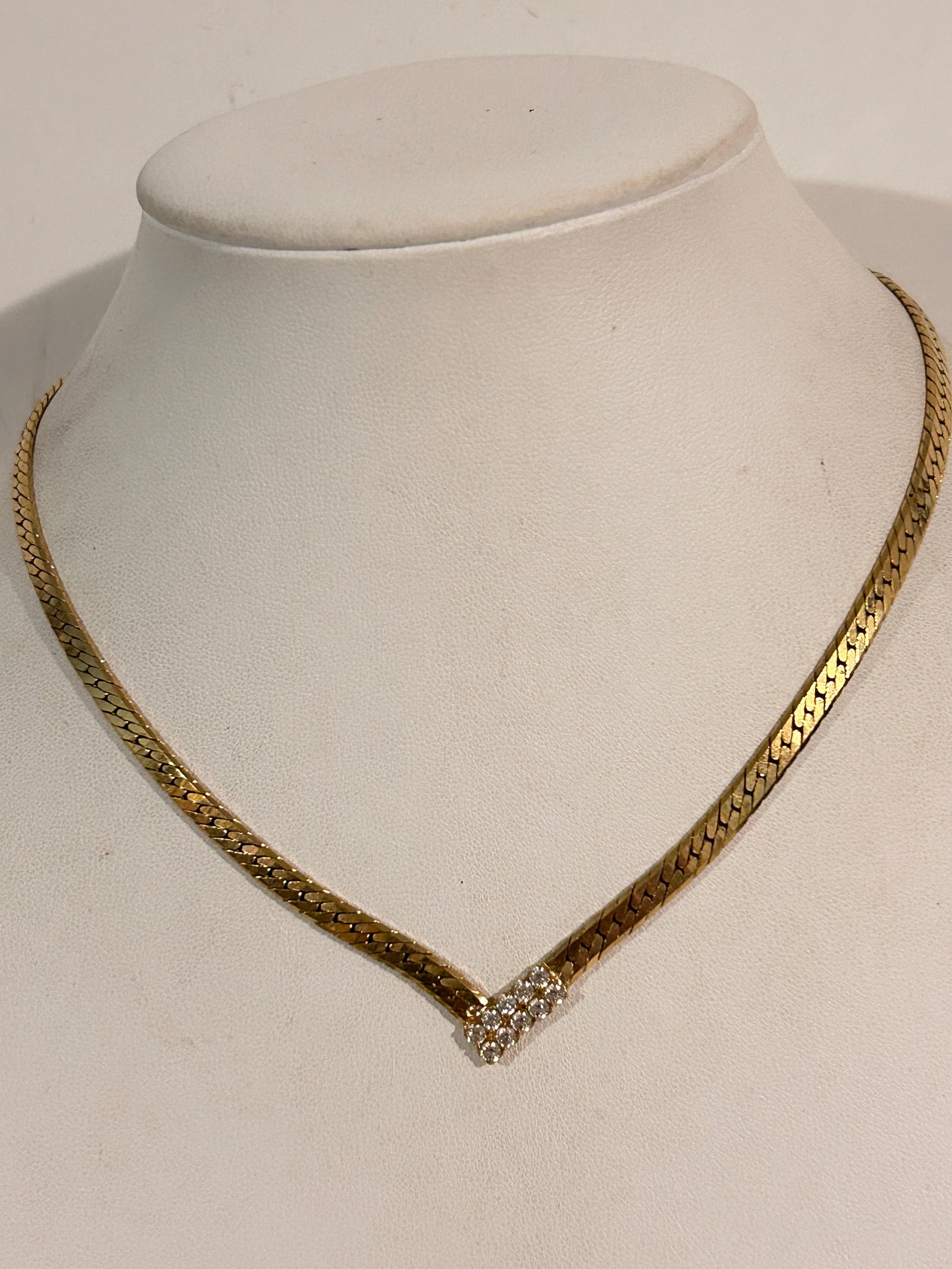 Vintage gold tone V rhinestone Necklace Sz 15": Vintage gold tone V rhinestone Necklace Sz 15" Please view all photos as they are part of the description and condition of this Item, Feel free to contact me with questions or picture requests! Used I