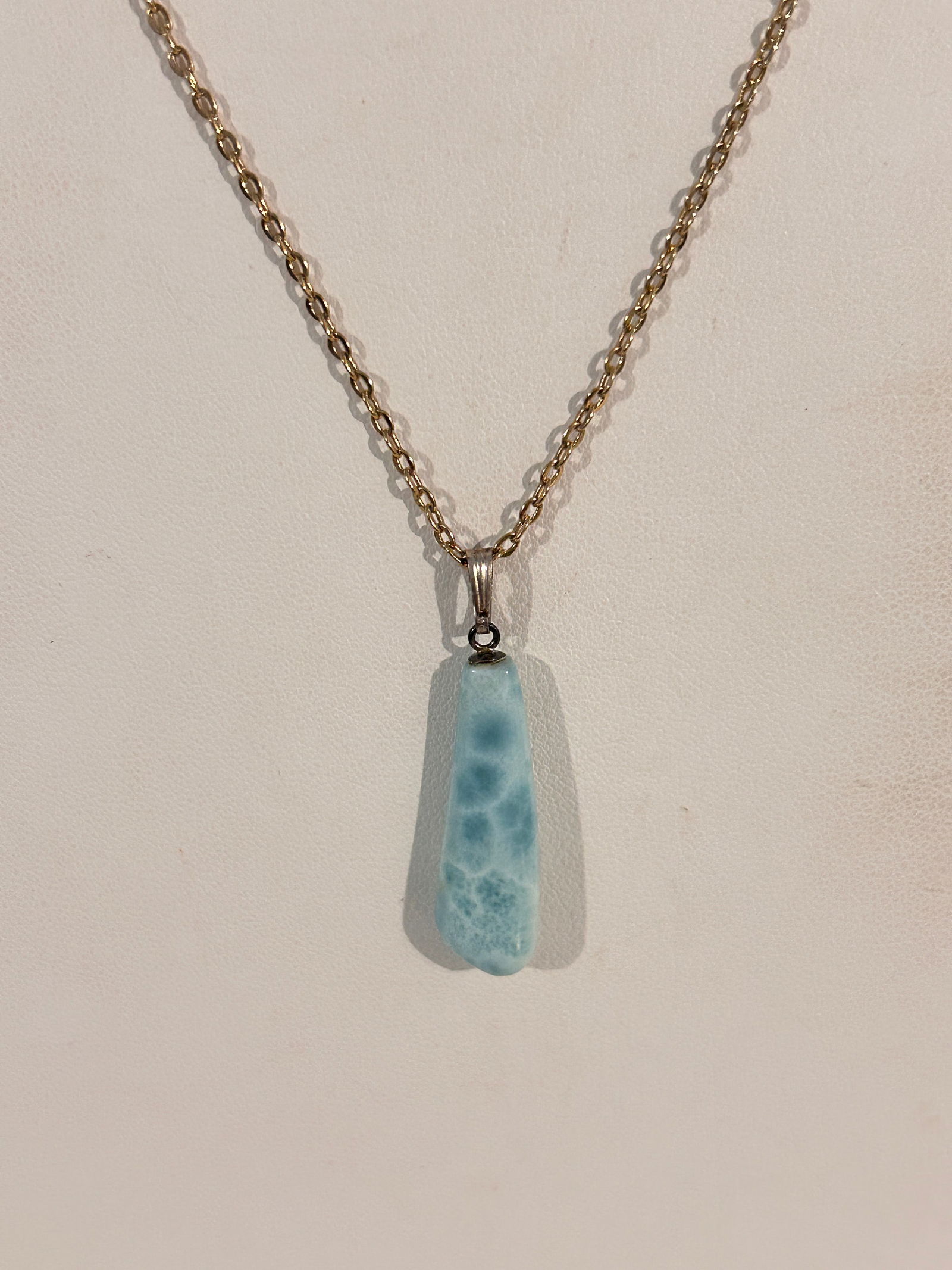 Vintage Necklace: Vintage Necklace Please view all photos as they are part of the description and condition of this Item, Feel free to contact me with questions or picture requests! Used Item AS IS