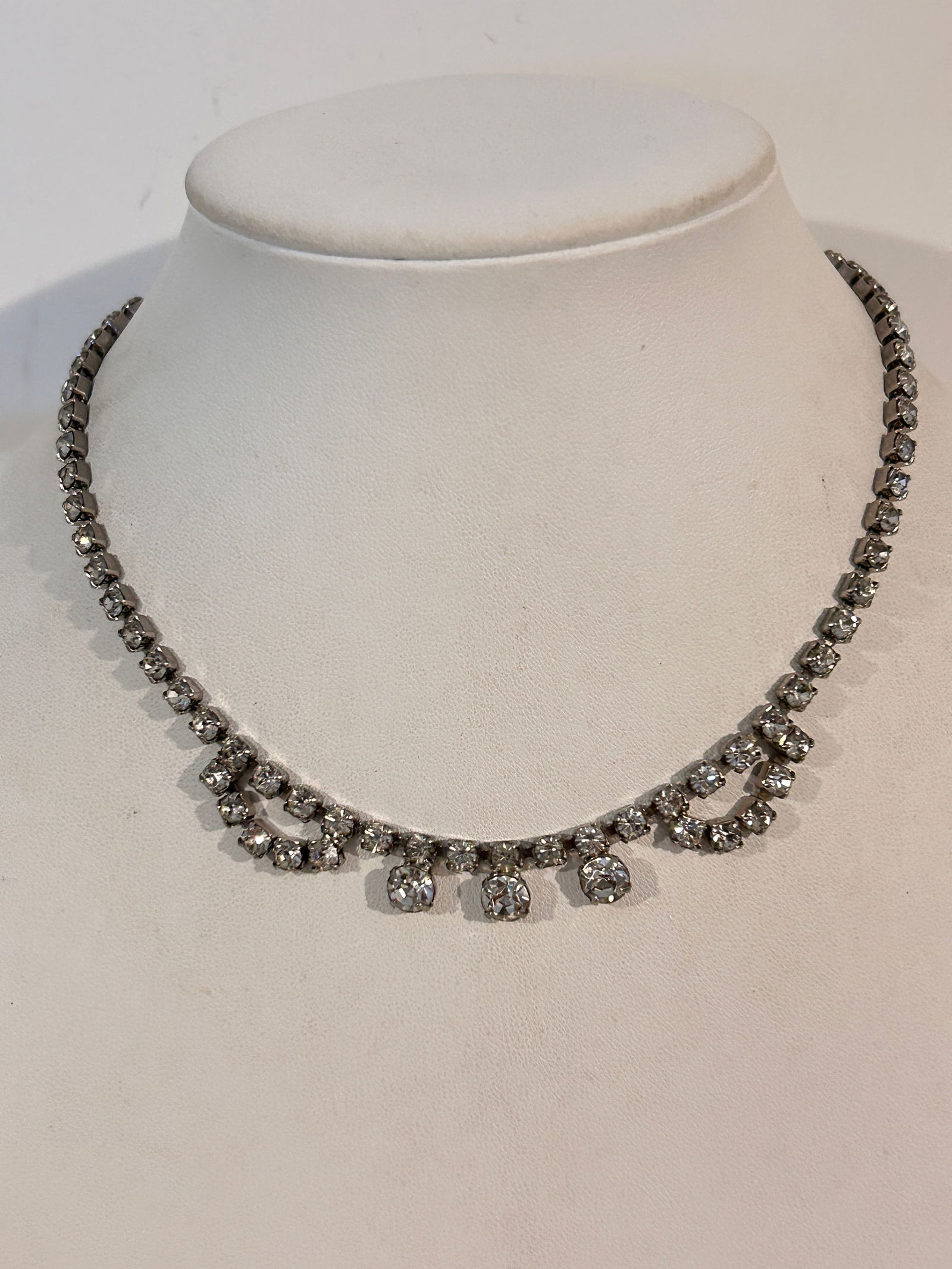 Vintage Necklace: Vintage Necklace Please view all photos as they are part of the description and condition of this Item, Feel free to contact me with questions or picture requests! Used Item AS IS