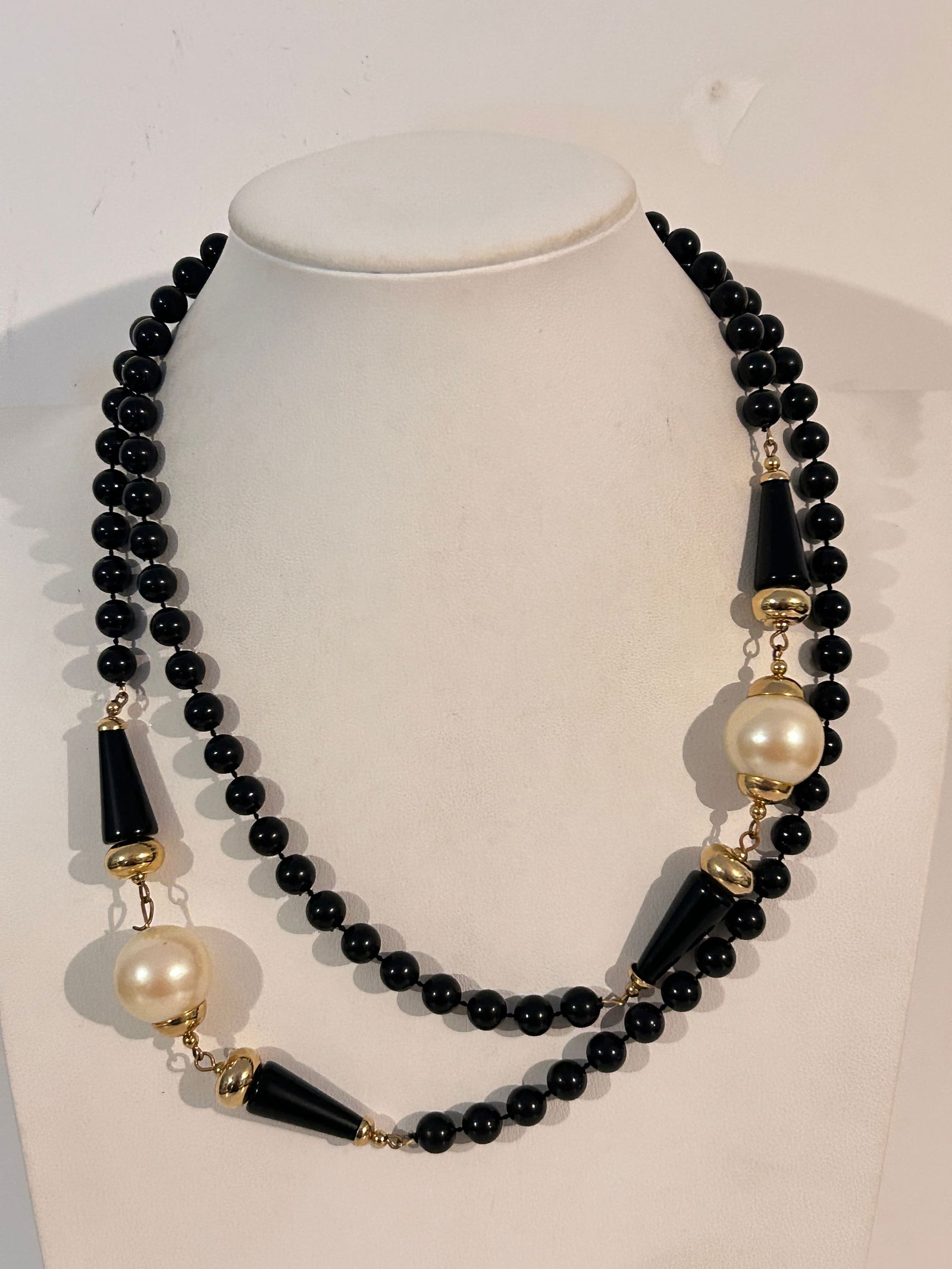 Vintage Necklace: Vintage Necklace Please view all photos as they are part of the description and condition of this Item, Feel free to contact me with questions or picture requests! Used Item AS IS