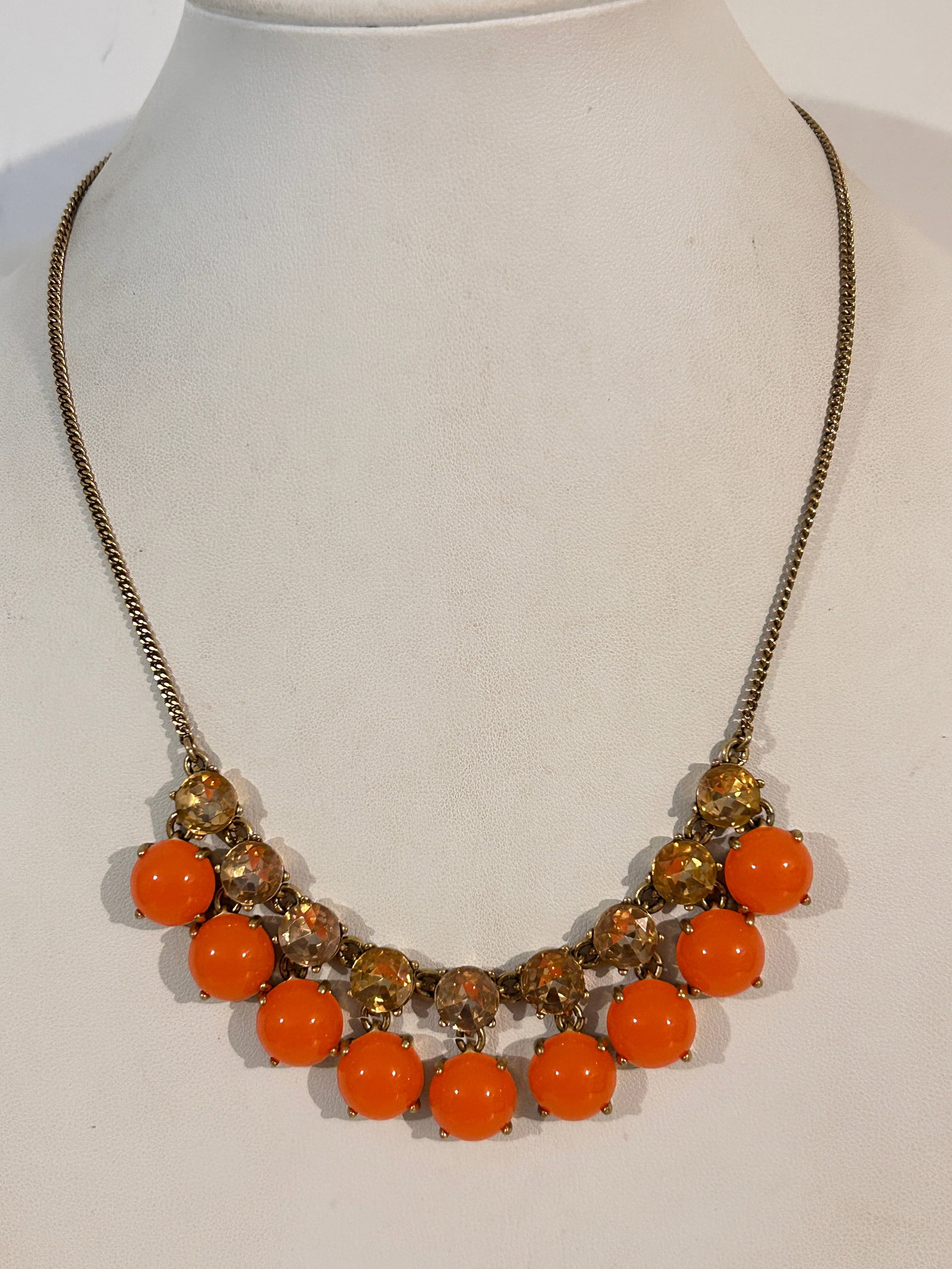 Vintage Necklace: Vintage Necklace Please view all photos as they are part of the description and condition of this Item, Feel free to contact me with questions or picture requests! Used Item AS IS