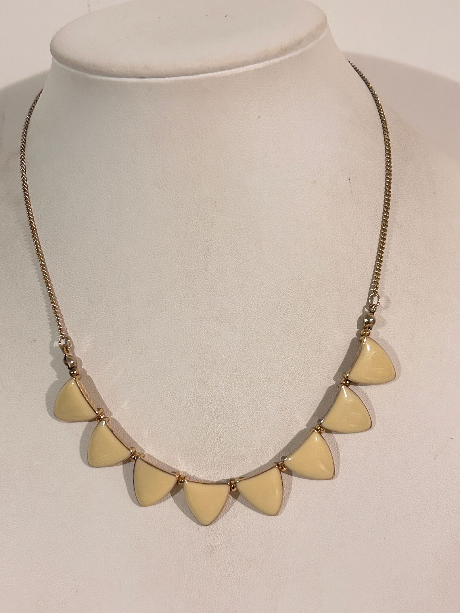 Vintage Gold tone enamel choker Necklace Sz 15": Vintage Gold tone enamel choker Necklace Sz 15" Please view all photos as they are part of the description and condition of this Item, Feel free to contact me with questions or picture requests! Used