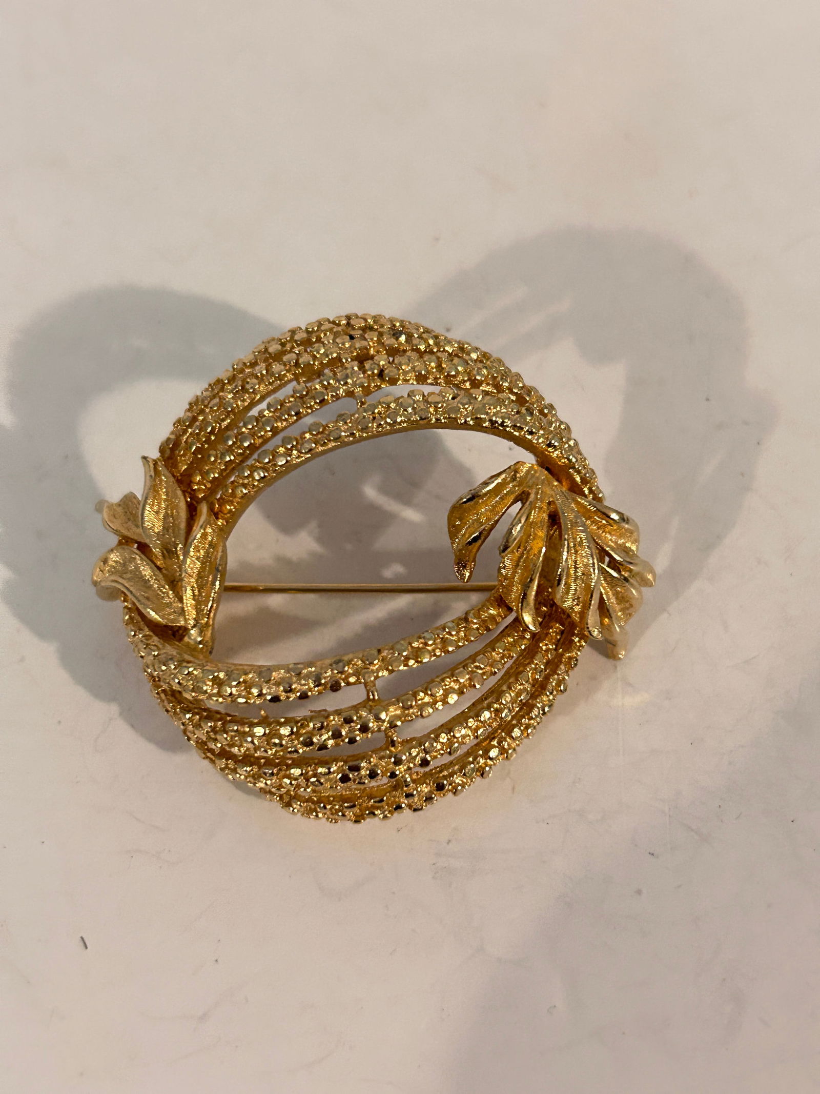 Vintage Gold Tone Coro Brooch: Vintage Gold Tone Coro Brooch Please view all photos as they are part of the description and condition of this Item, Feel free to contact me with questions or picture requests! Used Item AS IS