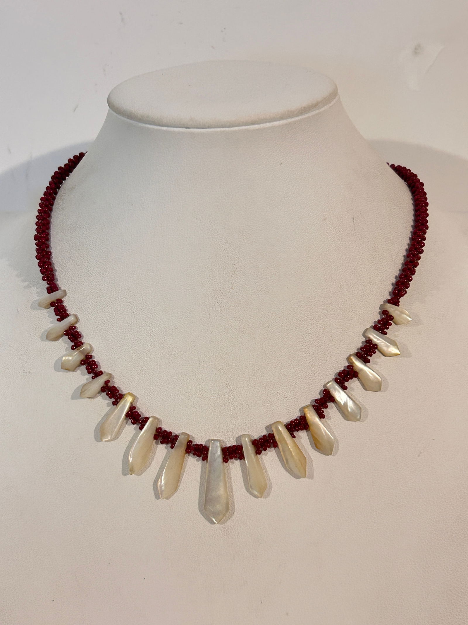 Vintage Necklace: Vintage Necklace Please view all photos as they are part of the description and condition of this Item, Feel free to contact me with questions or picture requests! Used Item AS IS