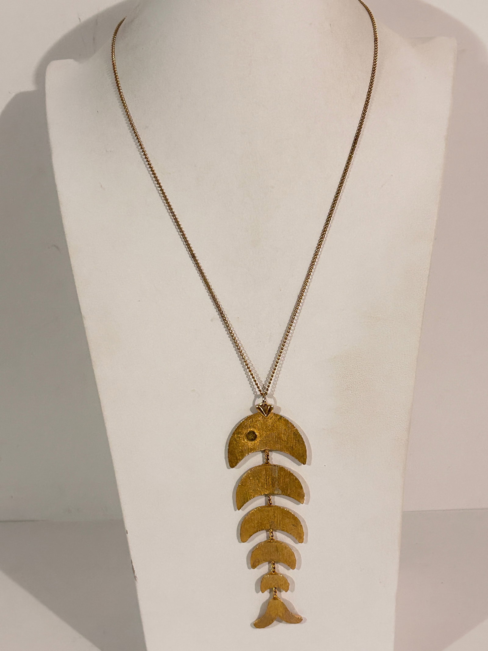 Vintage Gold tone fish pendant Necklace Sz 23": Vintage Gold tone fish pendant Necklace Sz 23" Please view all photos as they are part of the description and condition of this Item, Feel free to contact me with questions or picture requests! Used I