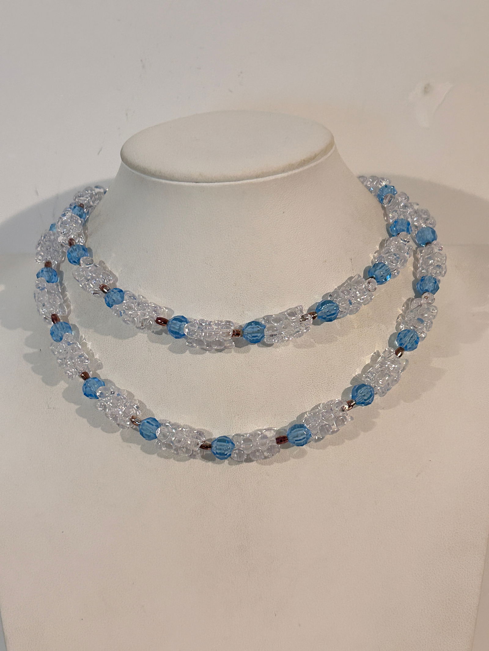 Vintage Necklace: Vintage Necklace Please view all photos as they are part of the description and condition of this Item, Feel free to contact me with questions or picture requests! Used Item AS IS