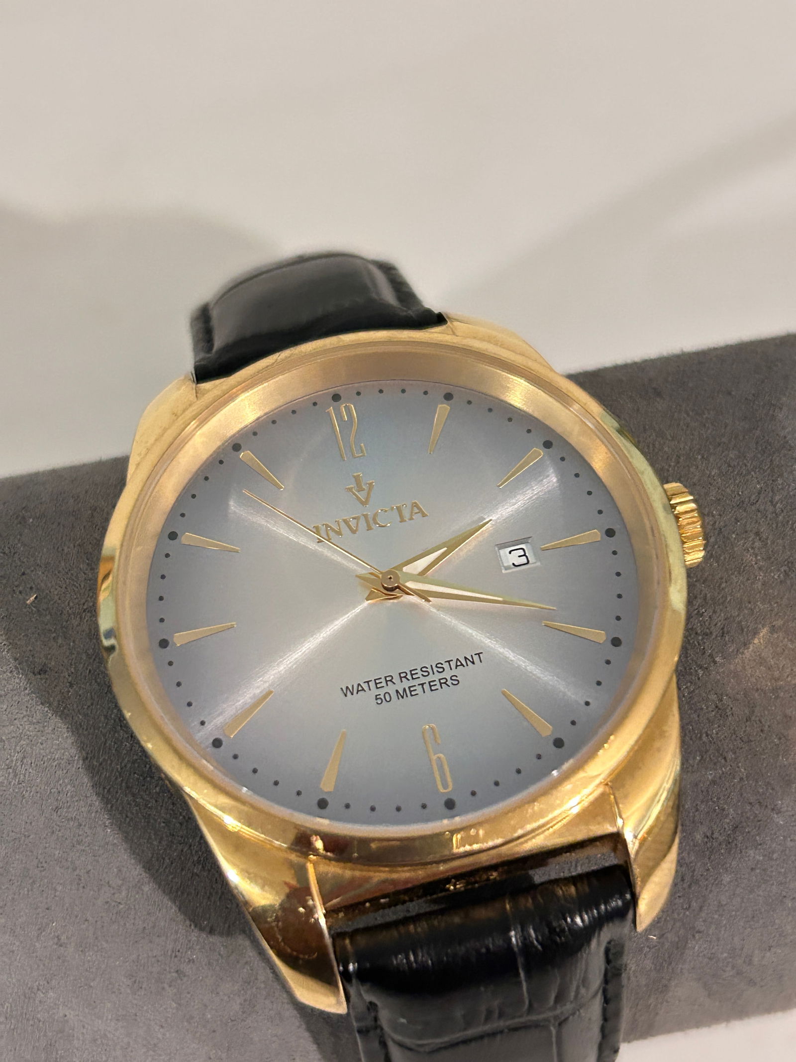 Vintage large face Invicta # 11739 Watch: Vintage large face Invicta # 11739 Watch Please view all photos as they are part of the description and condition of this Item, Feel free to contact me with questions or picture requests! Used Item AS