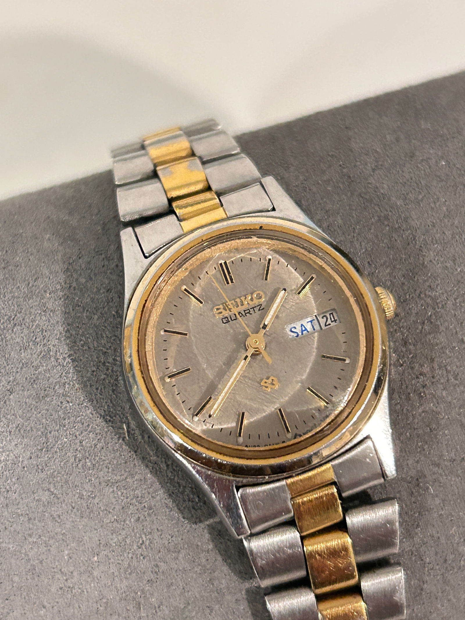 Vintage Seiko Quartz SQ Watch 3Y03-0A10: Vintage Seiko Quartz SQ Watch 3Y03-0A10 Please view all photos as they are part of the description and condition of this Item, Feel free to contact me with questions or picture requests! Used Item AS