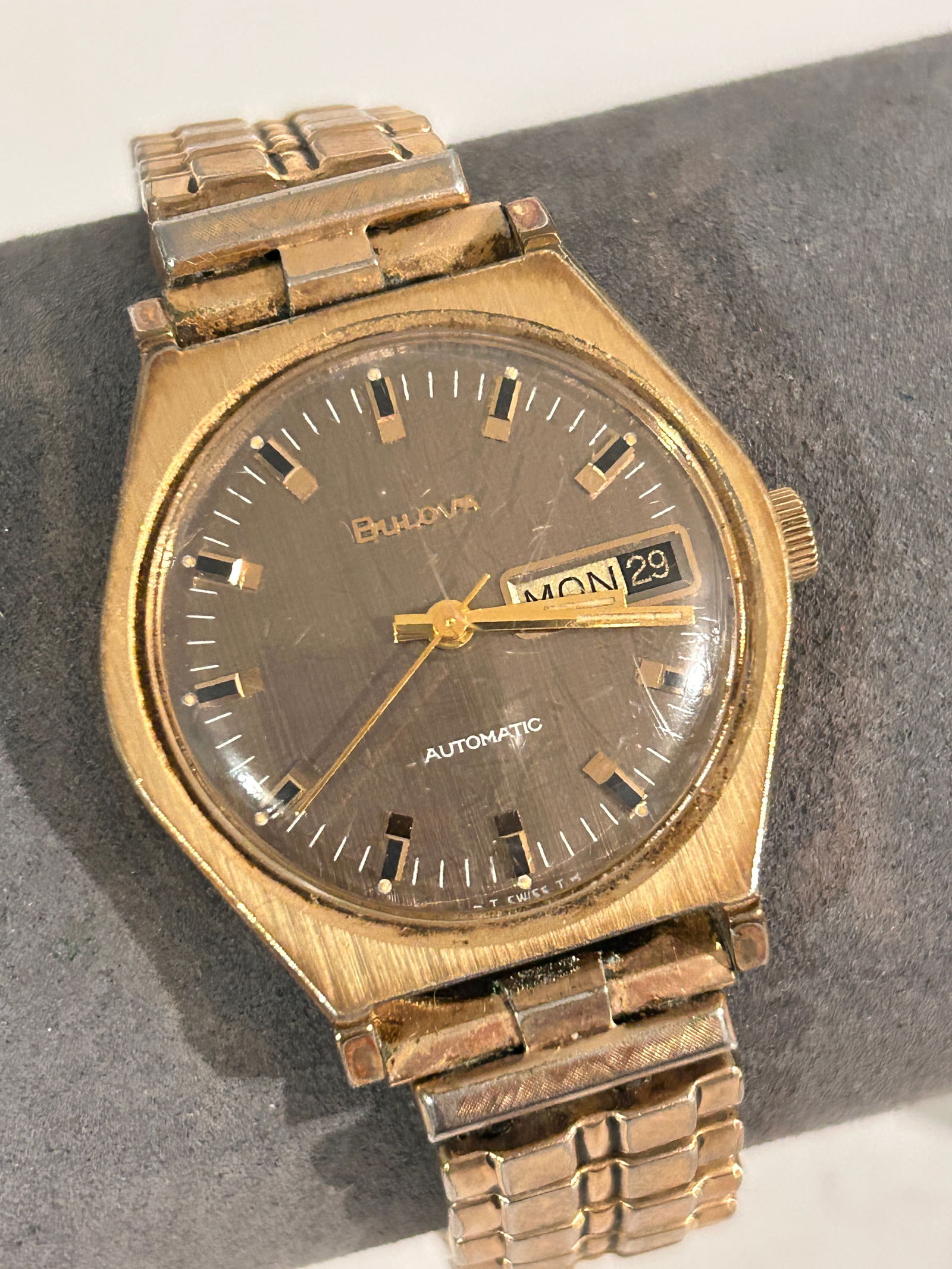Vintage 1975 Bulova "Golden Clipper" Automatic N5 Gold-Tone Gold Flex Bracelet working band might: Vintage 1975 Bulova "Golden Clipper" Automatic N5 Gold-Tone Gold Flex Bracelet working band might need adjusting Please view all photos as they are part of the description and condition of this Item,