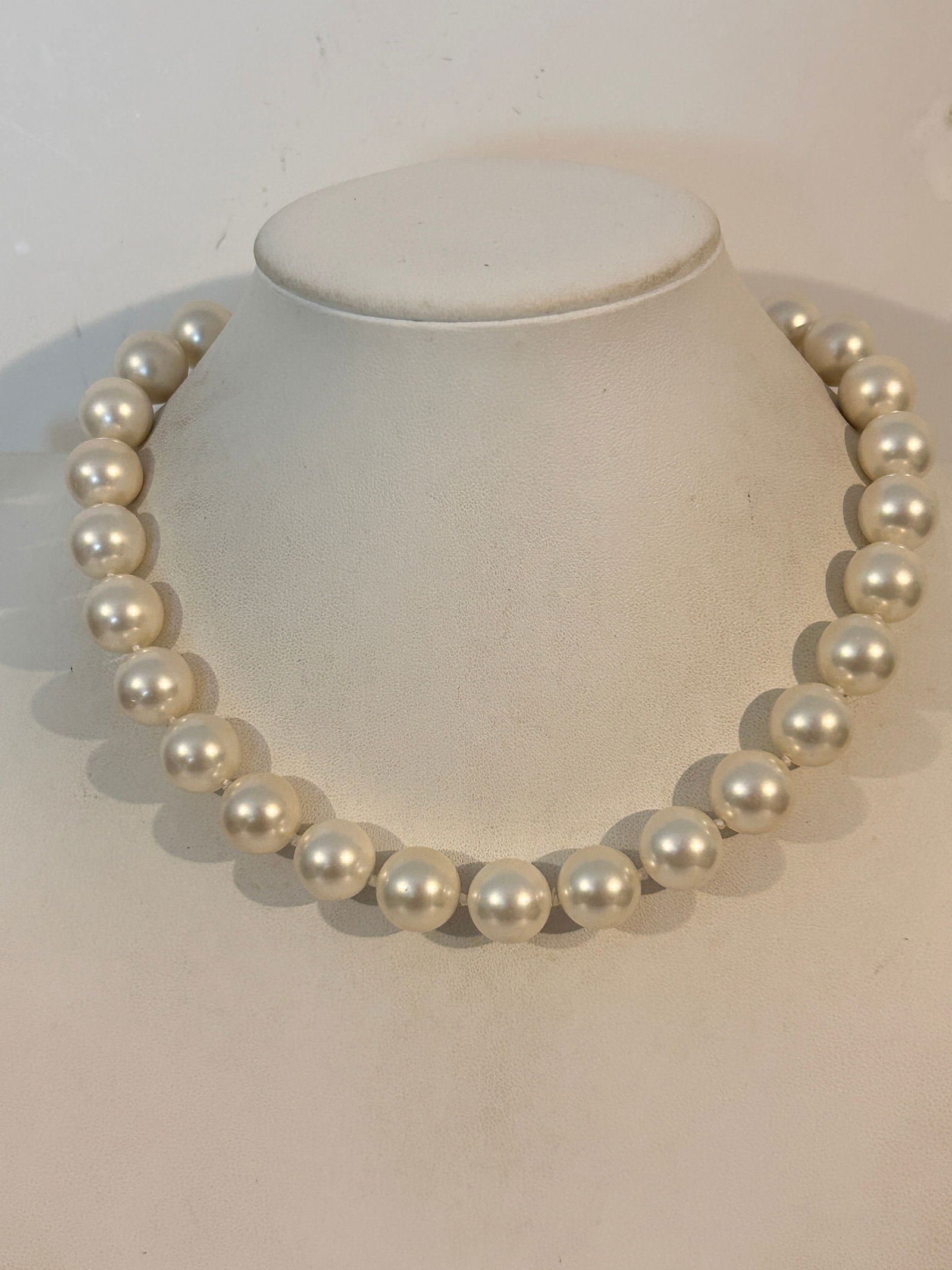 Vintage 14K Gold knotted pearl Necklace Sz 16": Vintage 14K Gold knotted pearl Necklace Sz 16" Please view all photos as they are part of the description and condition of this Item, Feel free to contact me with questions or picture requests! Used I
