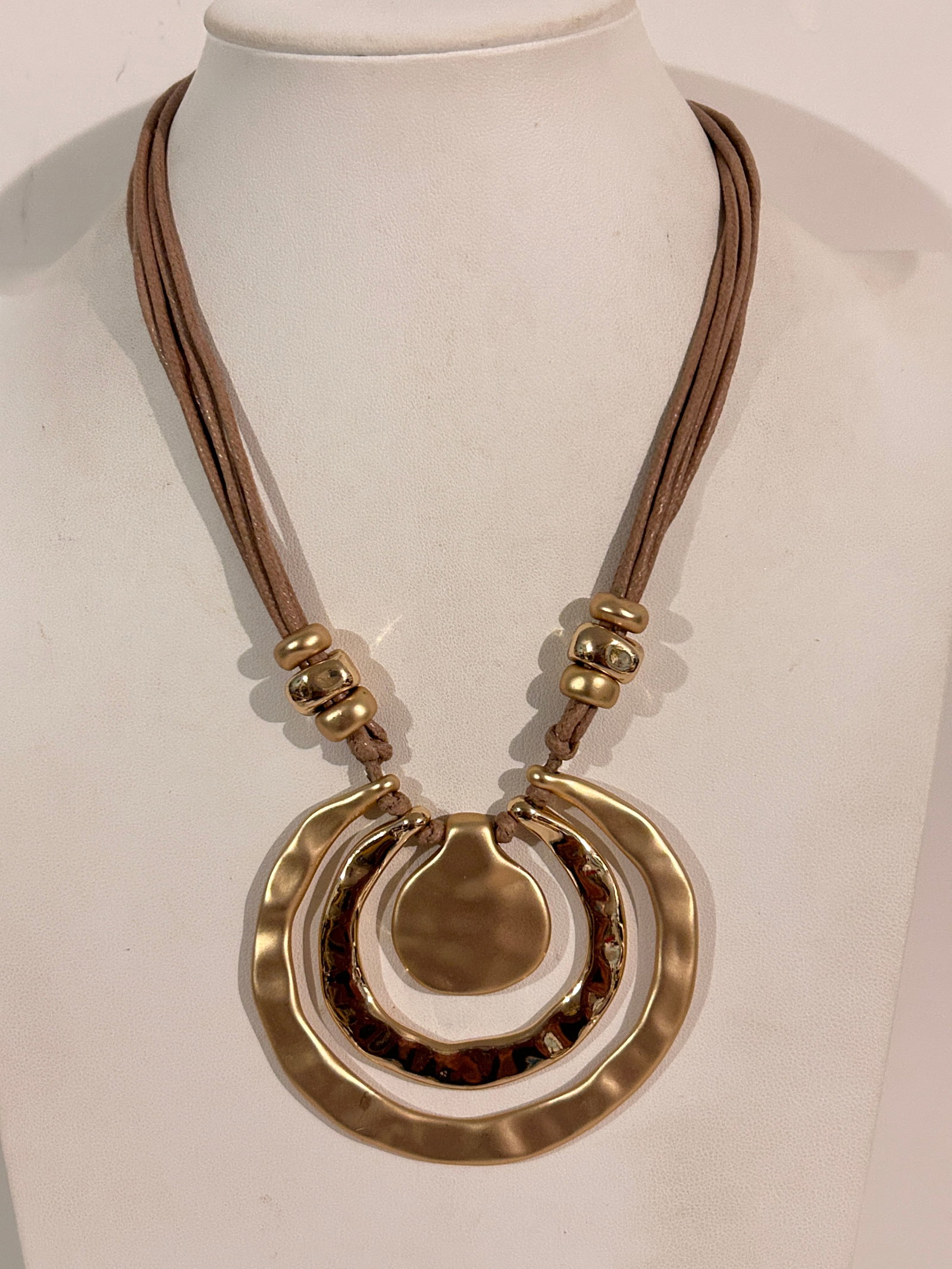 Vintage ST. Thomas Gold tone pendant Necklace Sz 17": Vintage ST. Thomas Gold tone pendant Necklace Sz 17" Please view all photos as they are part of the description and condition of this Item, Feel free to contact me with questions or picture requests! 