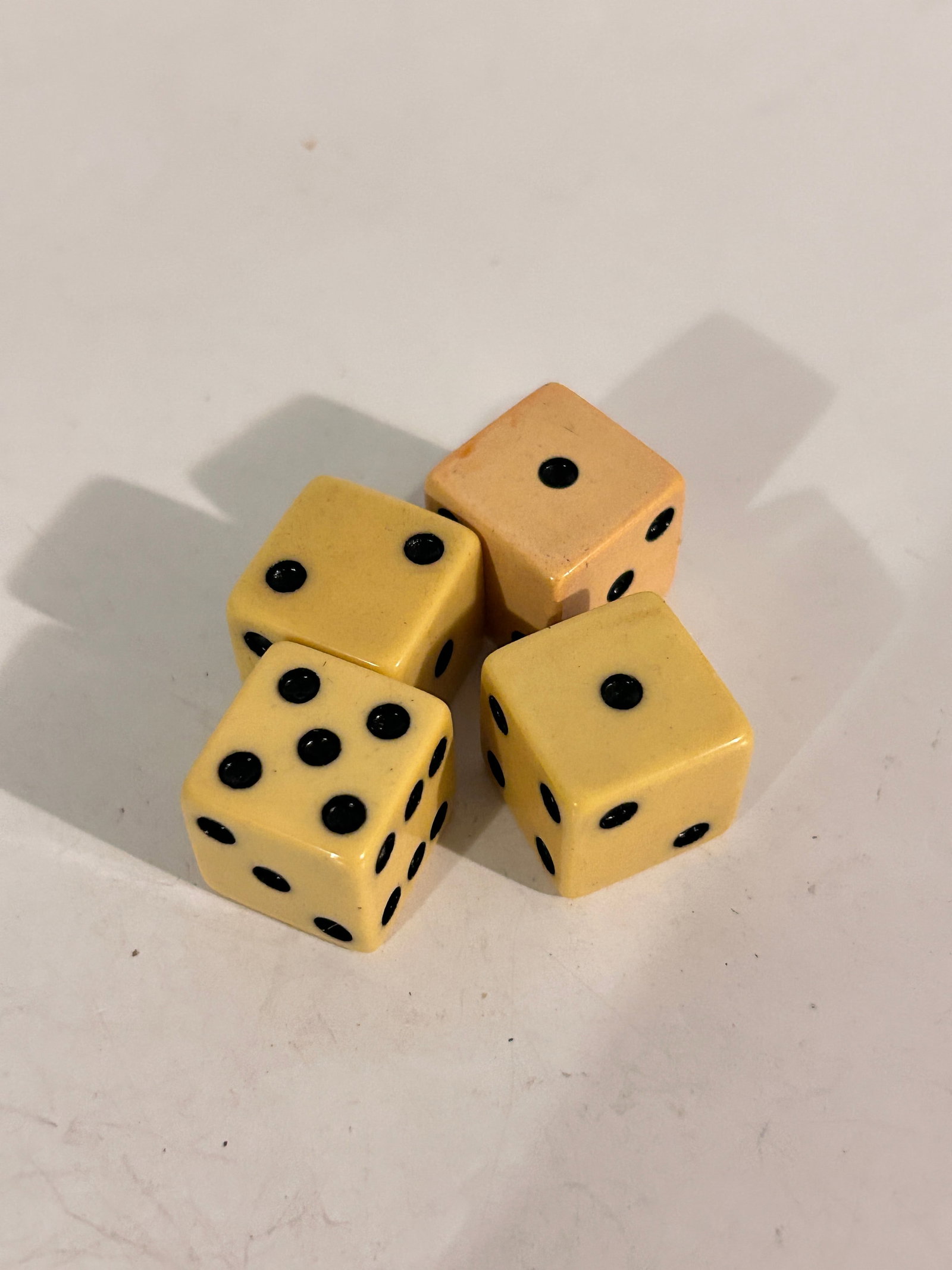 4 Vintage Bakalite Dice: 4 Vintage Bakalite Dice Please view all photos as they are part of the description and condition of this Item, Feel free to contact me with questions or picture requests! Used Item AS IS
