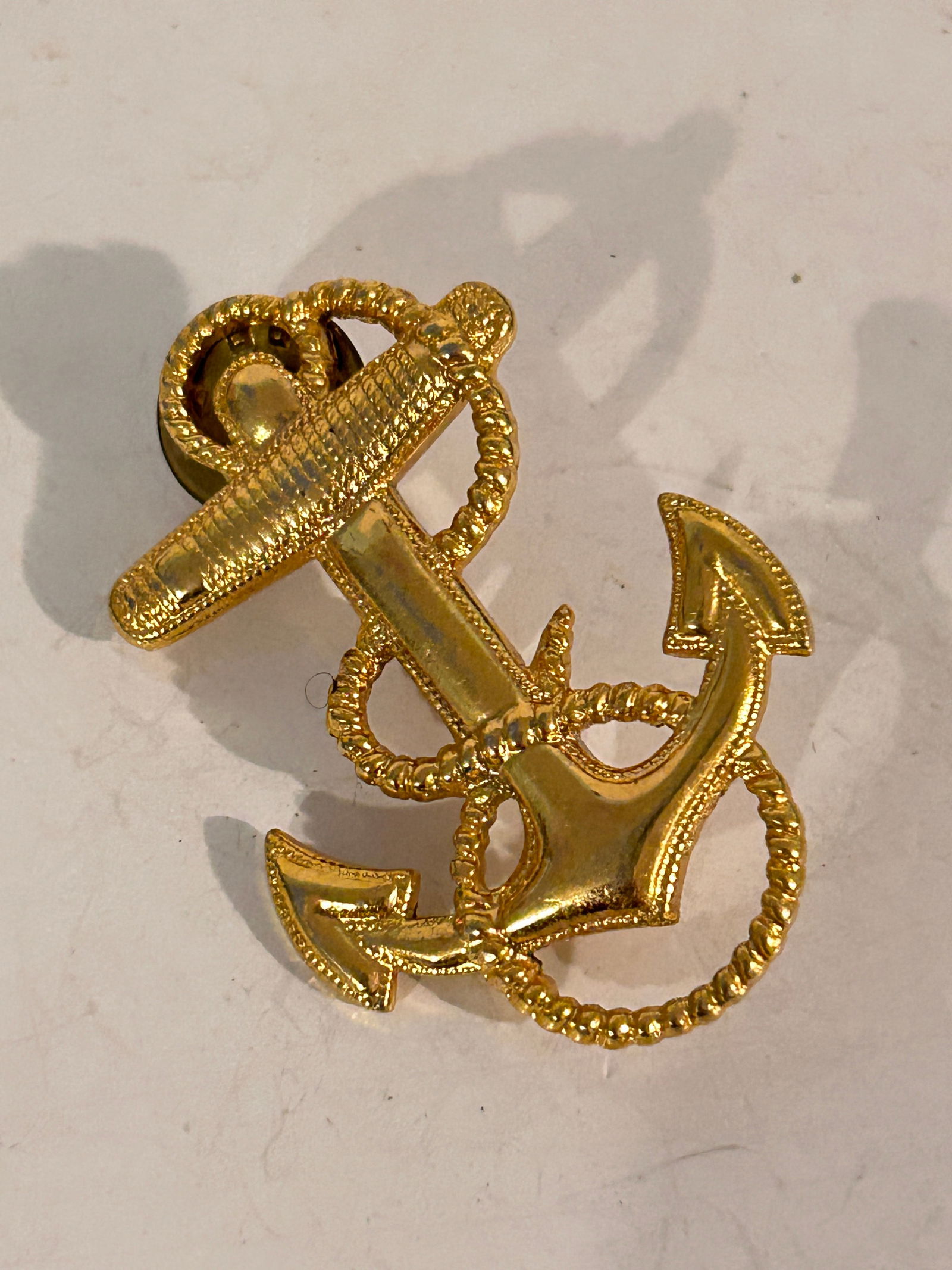 USN Navy Vanguard VINTAGE Gold Hat Device Pin Fouled Anchor Emblem Insignia VTG: USN Navy Vanguard VINTAGE Gold Hat Device Pin Fouled Anchor Emblem Insignia VTG Please view all photos as they are part of the description and condition of this Item, Feel free to contact me with ques