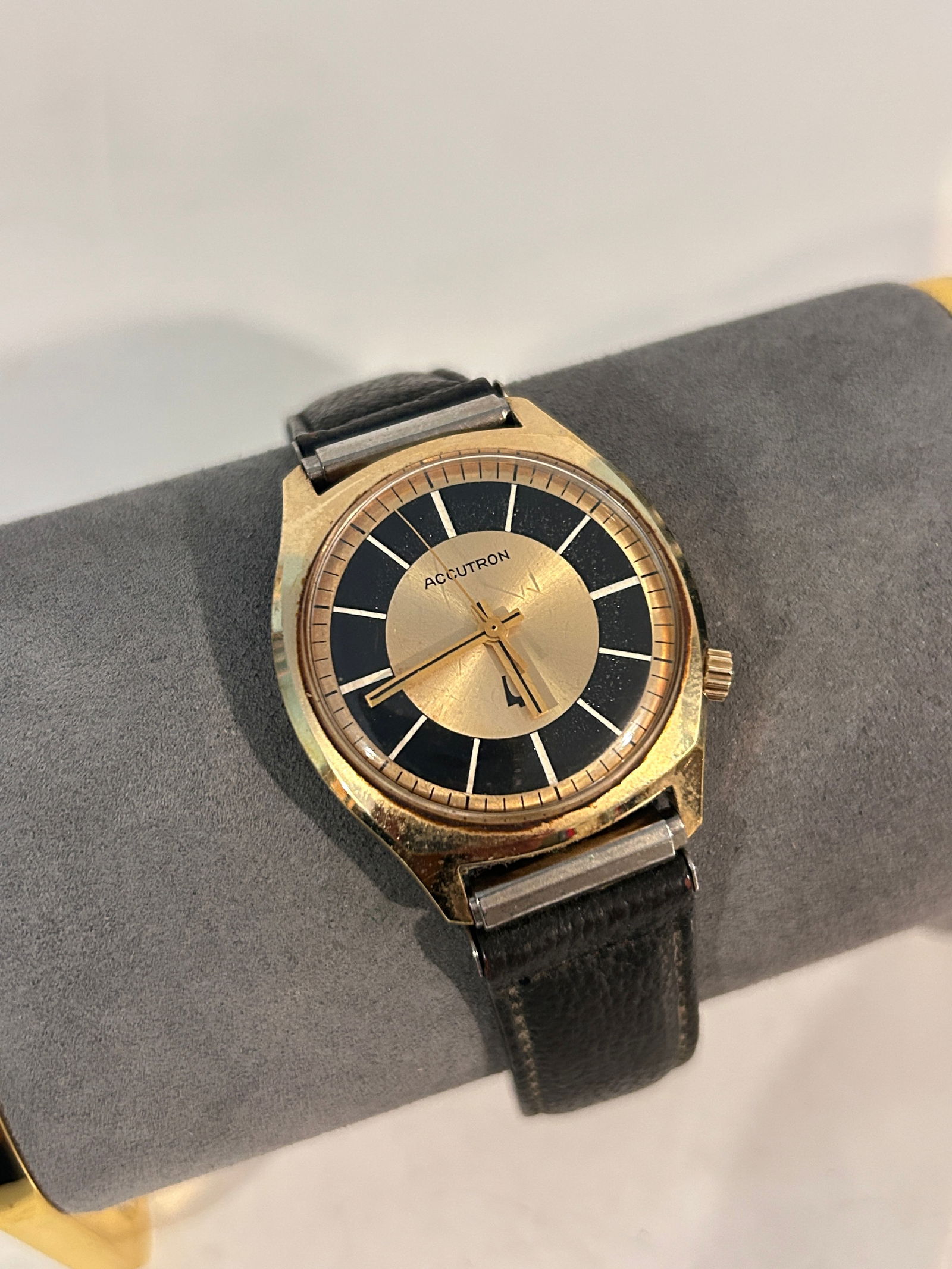 Vintage Accutron Quartz working Watch needs battery Heavy gold plated: Vintage Accutron Quartz working Watch needs battery Heavy gold plated Please view all photos as they are part of the description and condition of this Item, Feel free to contact me with questions or p