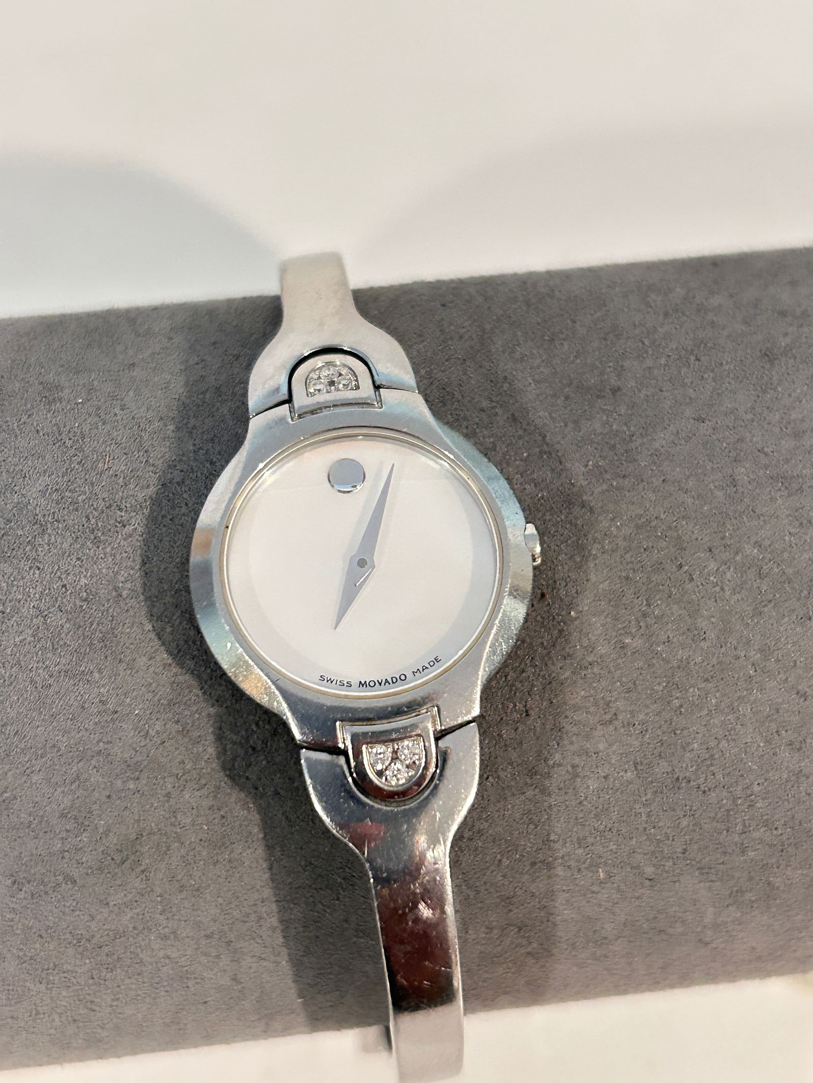 Movado Kara White Mop Ladies Watch Working: Movado Kara White Mop Ladies Watch Working Please view all photos as they are part of the description and condition of this Item, Feel free to contact me with questions or picture requests! Used Item