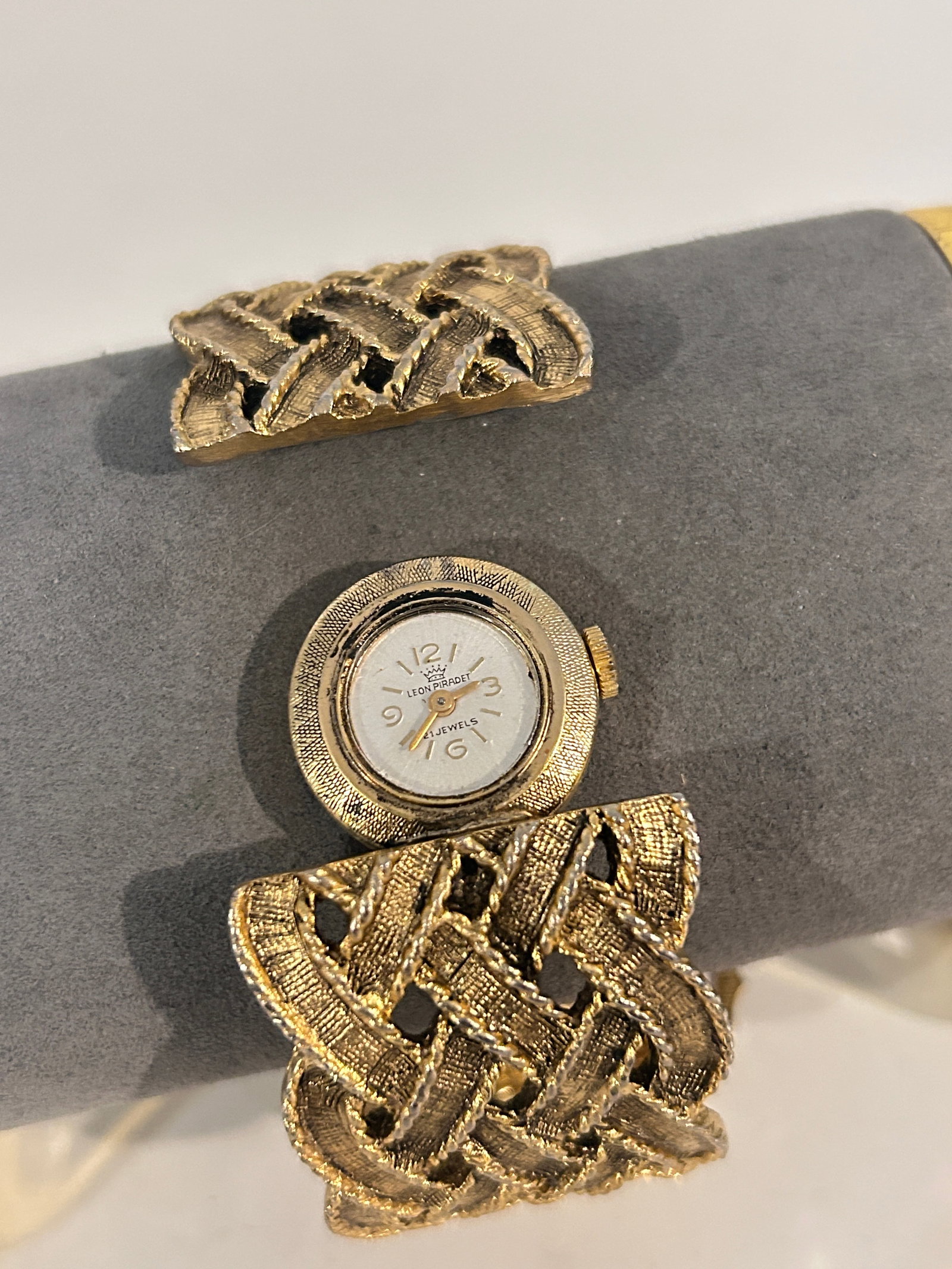 Leon Piradet Gold tone Bracelet working Watch: Leon Piradet Gold tone Bracelet working Watch Please view all photos as they are part of the description and condition of this Item, Feel free to contact me with questions or picture requests! Used It