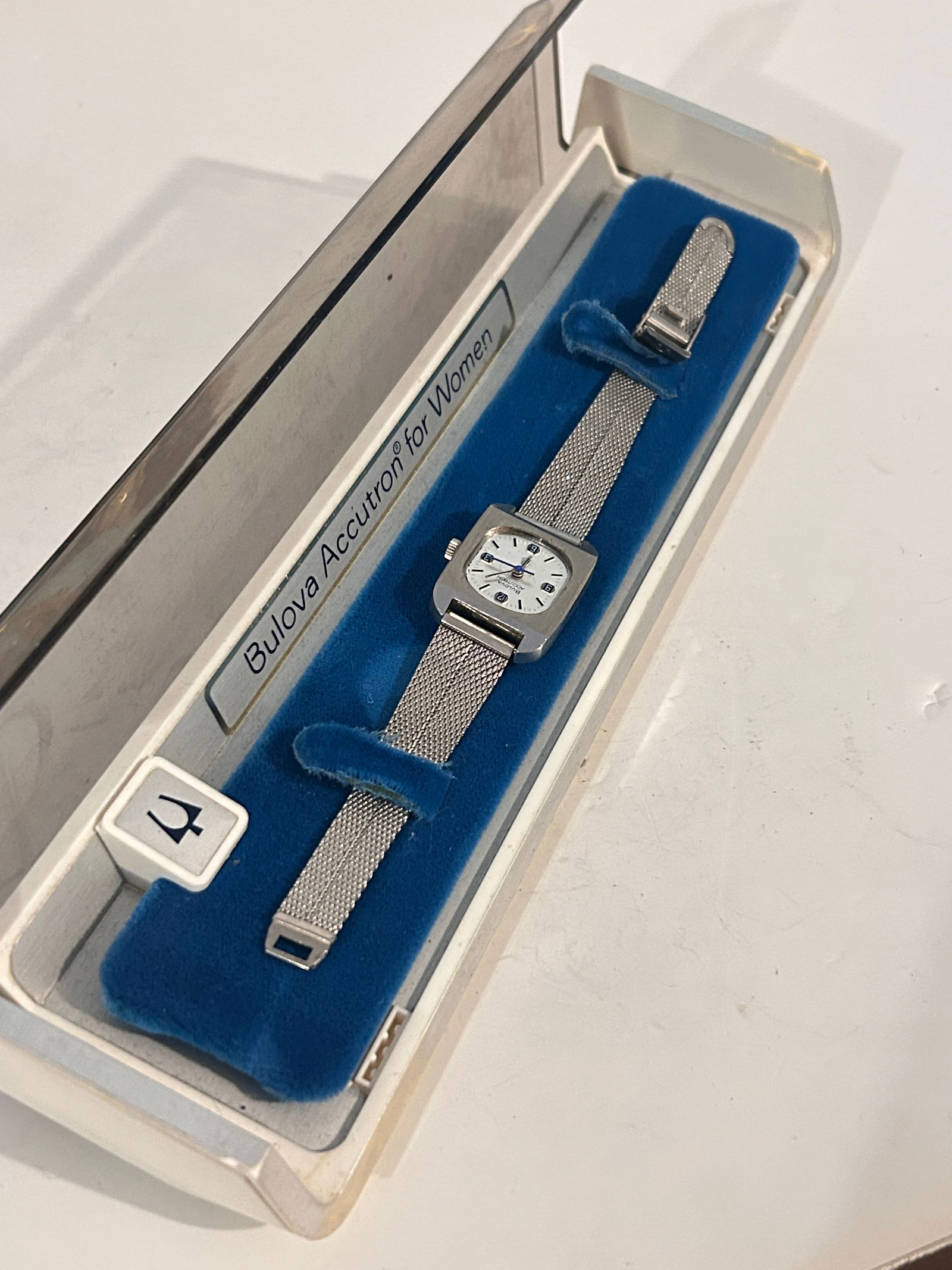 Vtg Bulova Accutron N2 Watch working no crystal: Vtg Bulova Accutron N2 Watch working no crystal Please view all photos as they are part of the description and condition of this Item, Feel free to contact me with questions or picture requests! Used