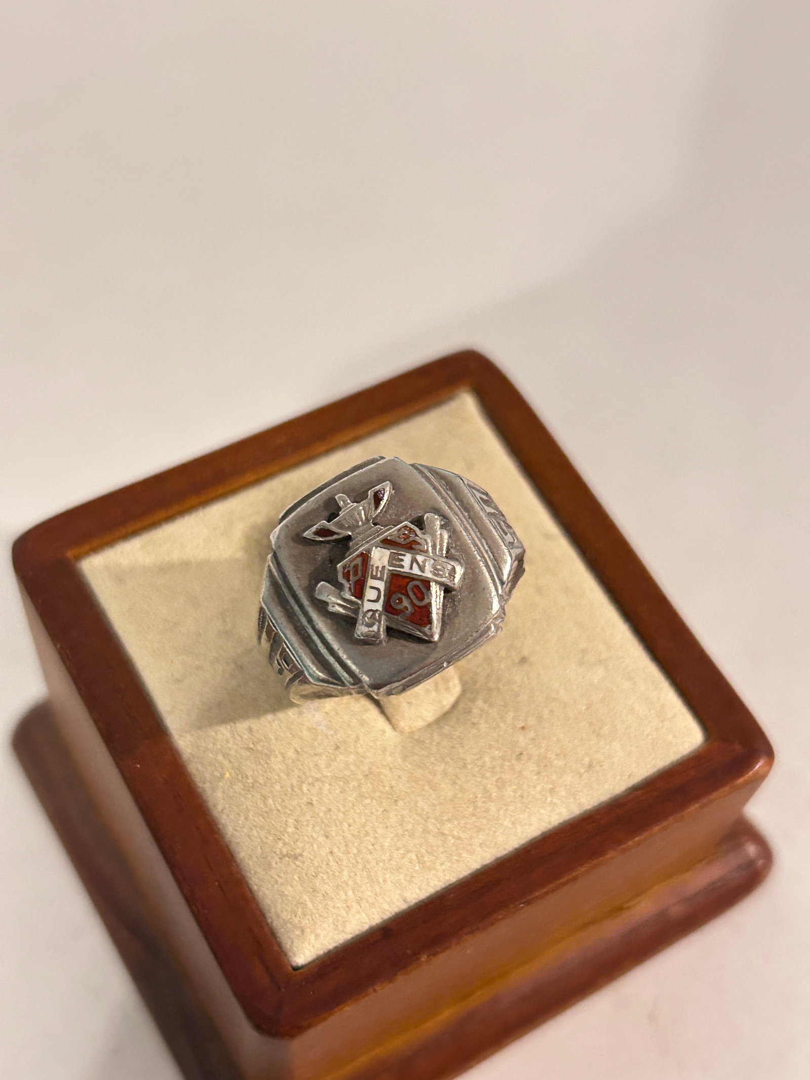 Vintage Sterling Silver Queens 1950 Graduation Ring Sz 9: Vintage Sterling Silver Queens 1950 Graduation Ring Sz 9 Please view all photos as they are part of the description and condition of this Item, Feel free to contact me with questions or picture reques