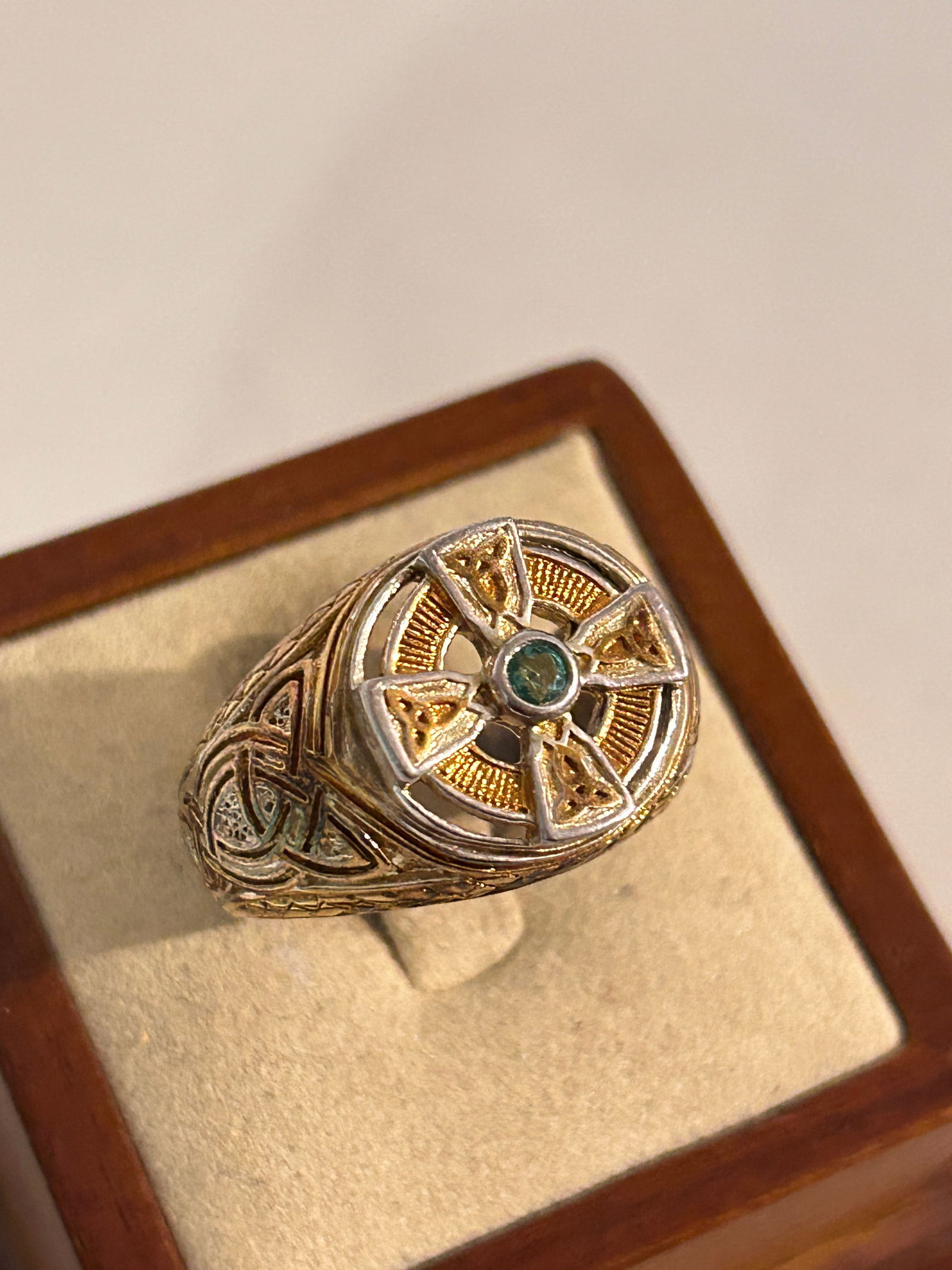 Two Tone Sterling Silver Green Emerald Openwork Cross Band Ring Sz 11 (1 of 5)