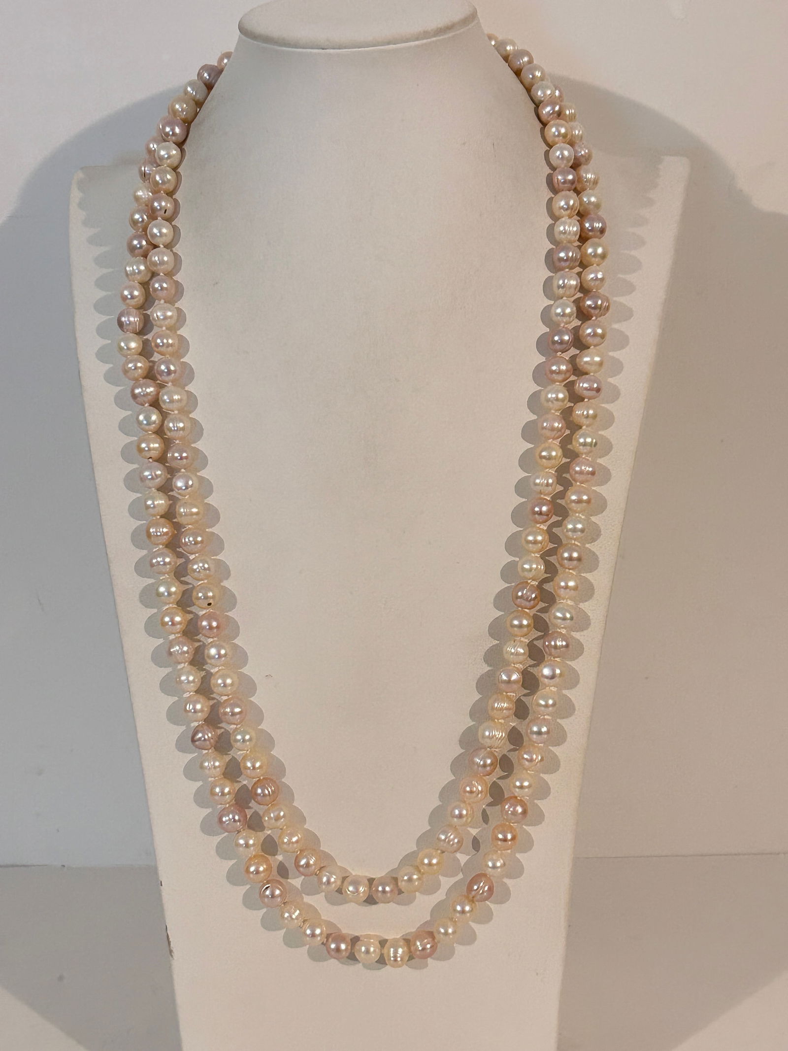 Vintage Freshwater Pearl Necklace 50": Vintage Freshwater Pearl Necklace 50" Please view all photos as they are part of the description and condition of this Item, Feel free to contact me with questions or picture requests! Used Item AS IS