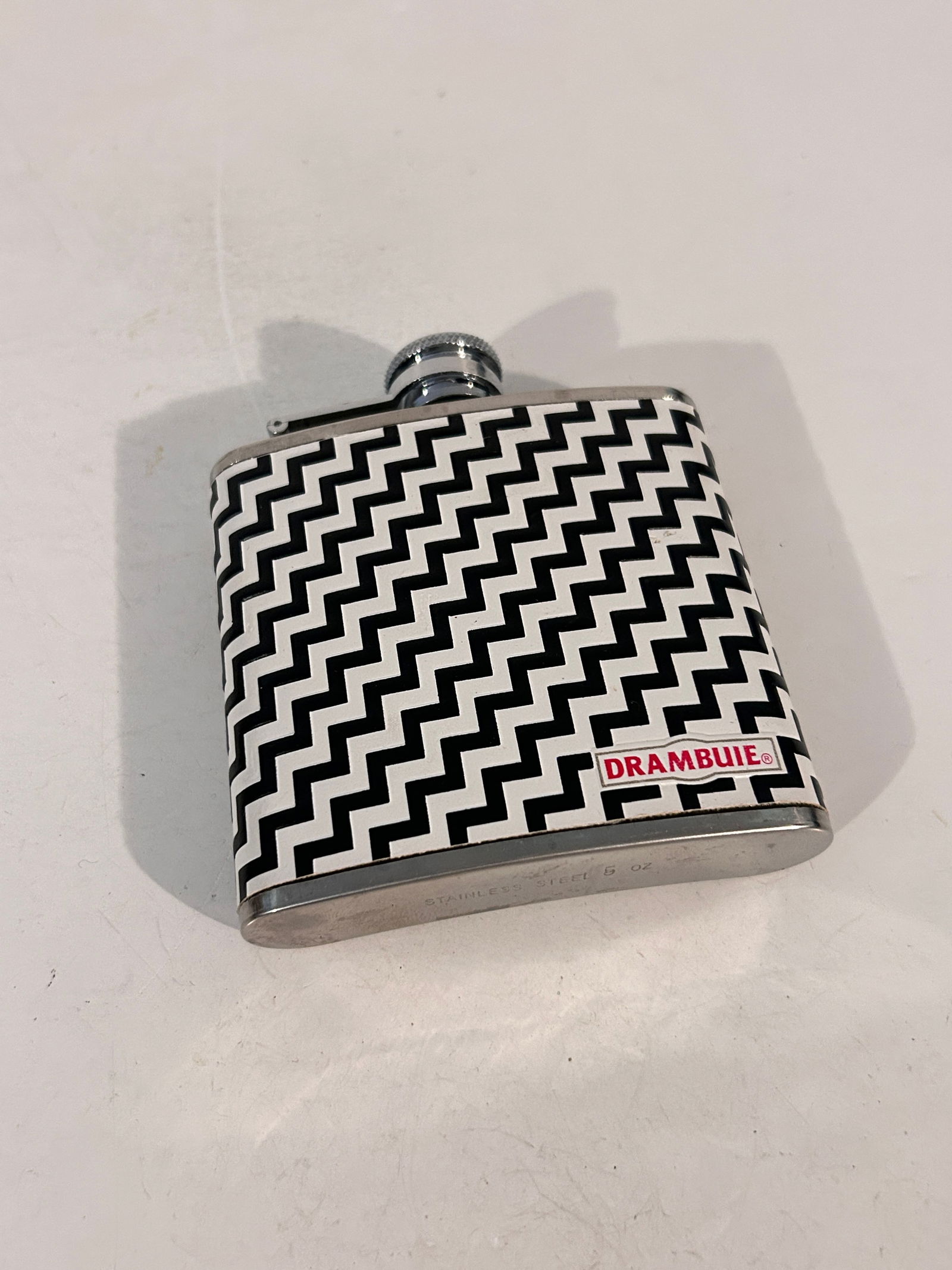 Vintage Drambuie Flask: Vintage Drambuie Flask Please view all photos as they are part of the description and condition of this Item, Feel free to contact me with questions or picture requests! Used Item AS IS