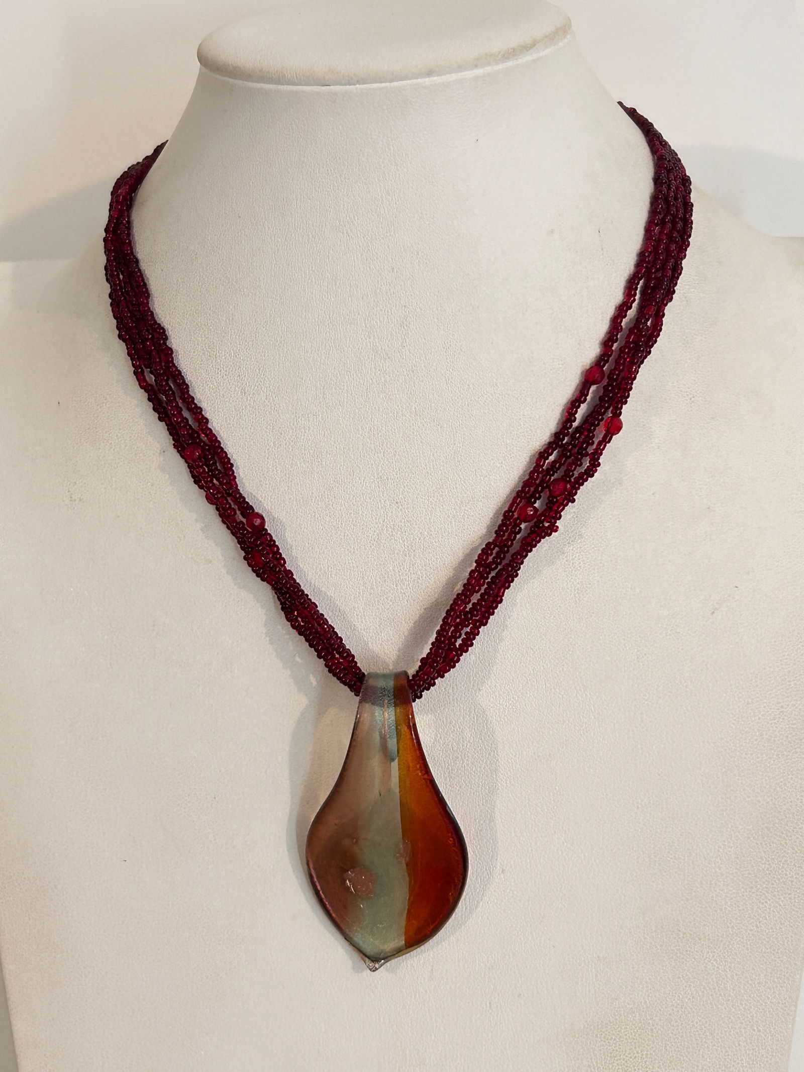 Vintage Murano bead Necklace Sz 16": Vintage Murano bead Necklace Sz 16" Please view all photos as they are part of the description and condition of this Item, Feel free to contact me with questions or picture requests! Used Item AS IS