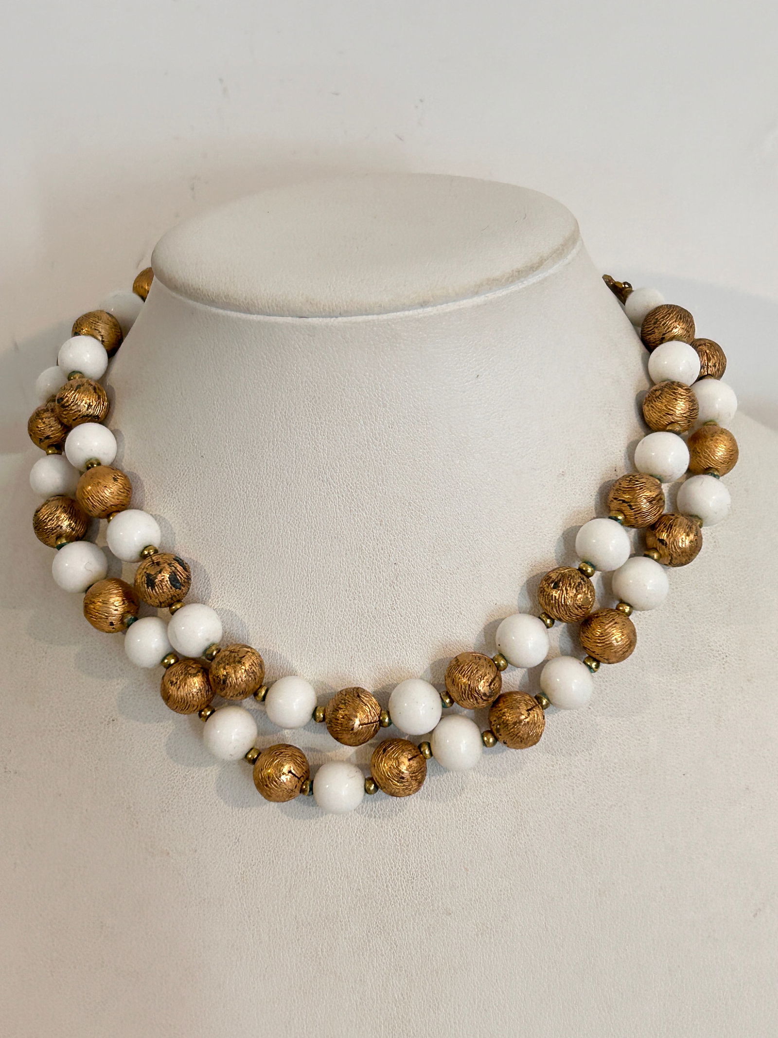 Vintage beaded milk glass Necklace Sz 13" (1 of 5)