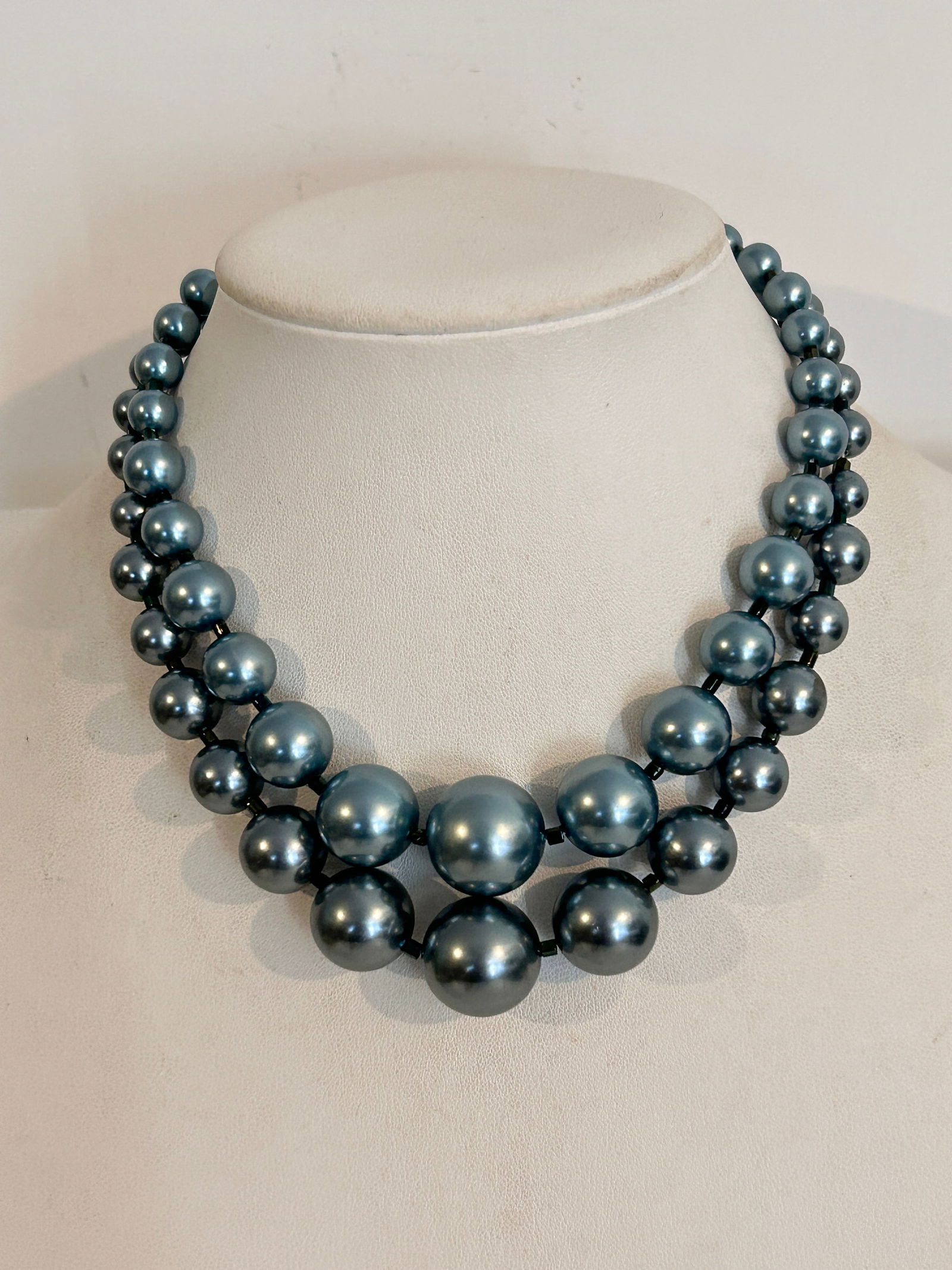 Vintage Green Japan bead Necklace Sz 13": Vintage Green Japan bead Necklace Sz 13" Please view all photos as they are part of the description and condition of this Item, Feel free to contact me with questions or picture requests! Used Item AS