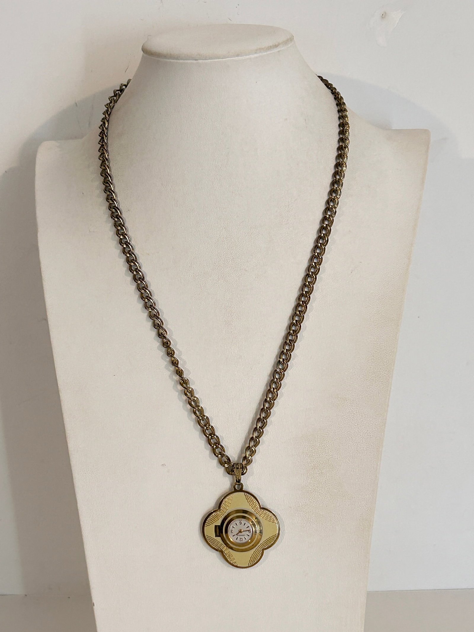 Vintage Caravelle mech working watch pendant Necklace Sz 22": Vintage Caravelle mech working watch pendant Necklace Sz 22" Please view all photos as they are part of the description and condition of this Item, Feel free to contact me with questions or picture re
