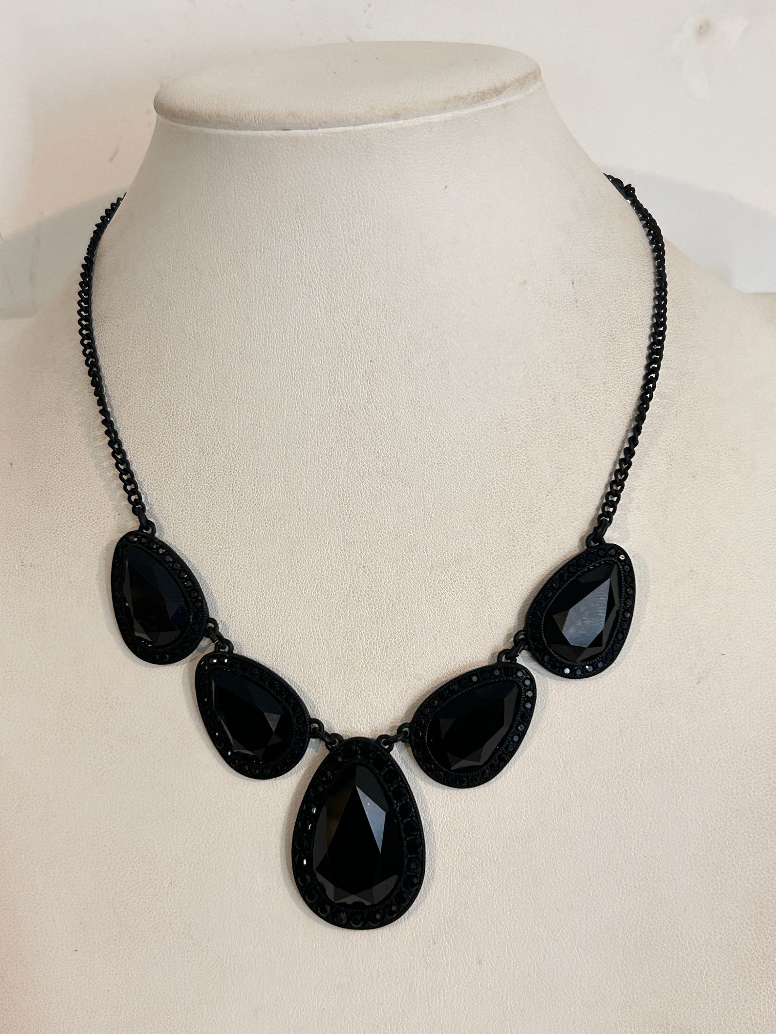 Vintage Black Trifari Necklace Sz 16": Vintage Black Trifari Necklace Sz 16" Please view all photos as they are part of the description and condition of this Item, Feel free to contact me with questions or picture requests! Used Item AS IS