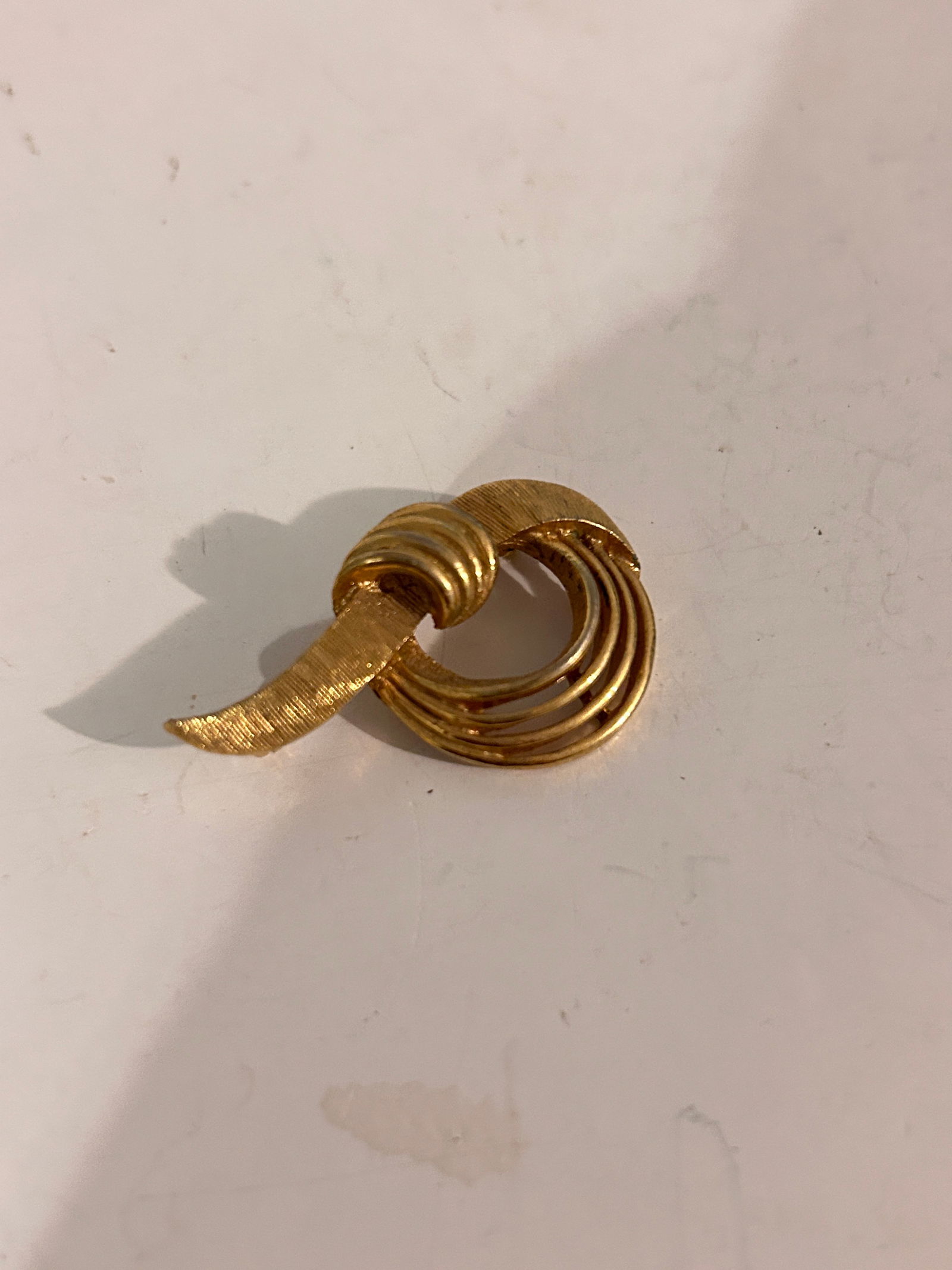 Vintage gold tone Coro Brooch: Vintage gold tone Coro Brooch Please view all photos as they are part of the description and condition of this Item, Feel free to contact me with questions or picture requests! Used Item AS IS