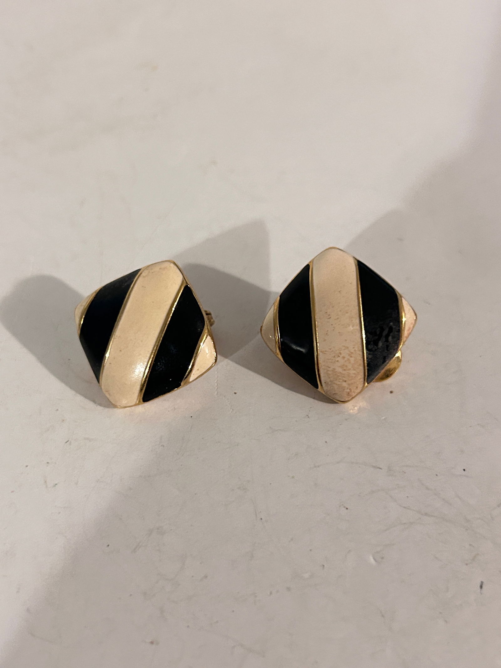 Vintage Monet enamel Earrings: Vintage Monet enamel Earrings Please view all photos as they are part of the description and condition of this Item, Feel free to contact me with questions or picture requests! Used Item AS IS