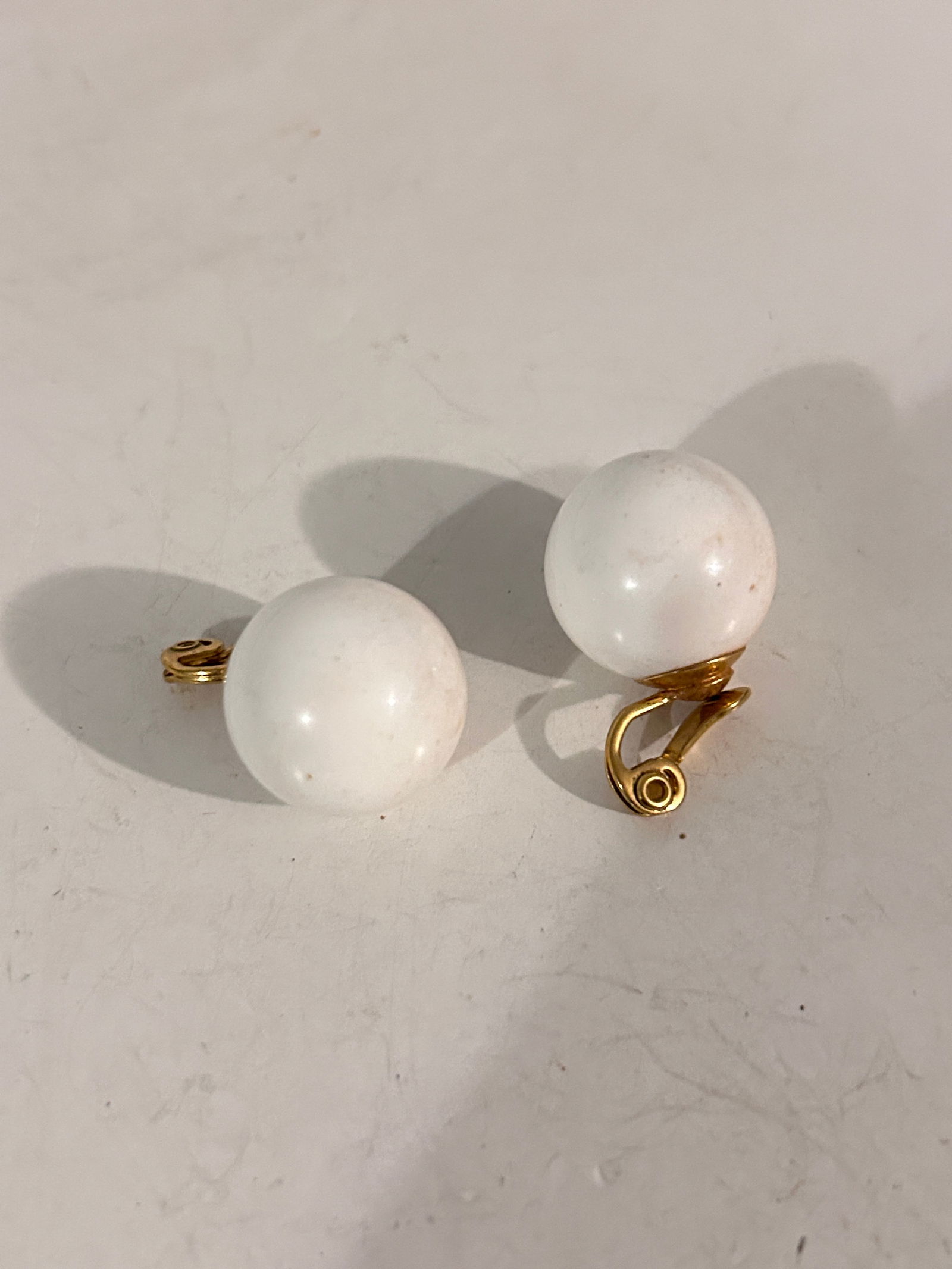 Vintage Monet white acrylic Earrings: Vintage Monet white acrylic Earrings Please view all photos as they are part of the description and condition of this Item, Feel free to contact me with questions or picture requests! Used Item AS IS