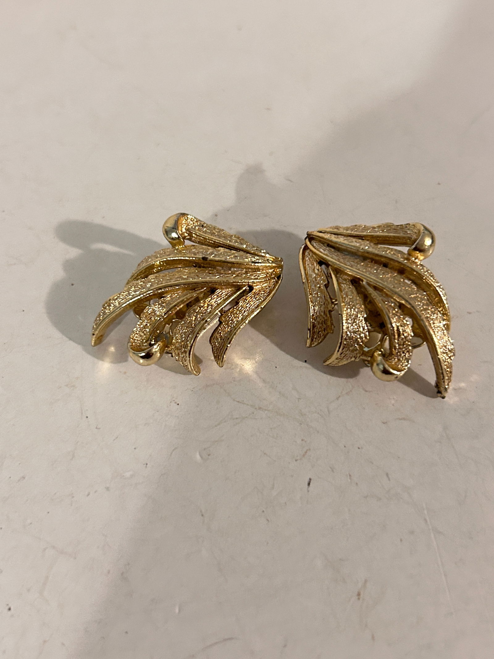 Vintage gold tone Coro Earrings: Vintage gold tone Coro Earrings Please view all photos as they are part of the description and condition of this Item, Feel free to contact me with questions or picture requests! Used Item AS IS