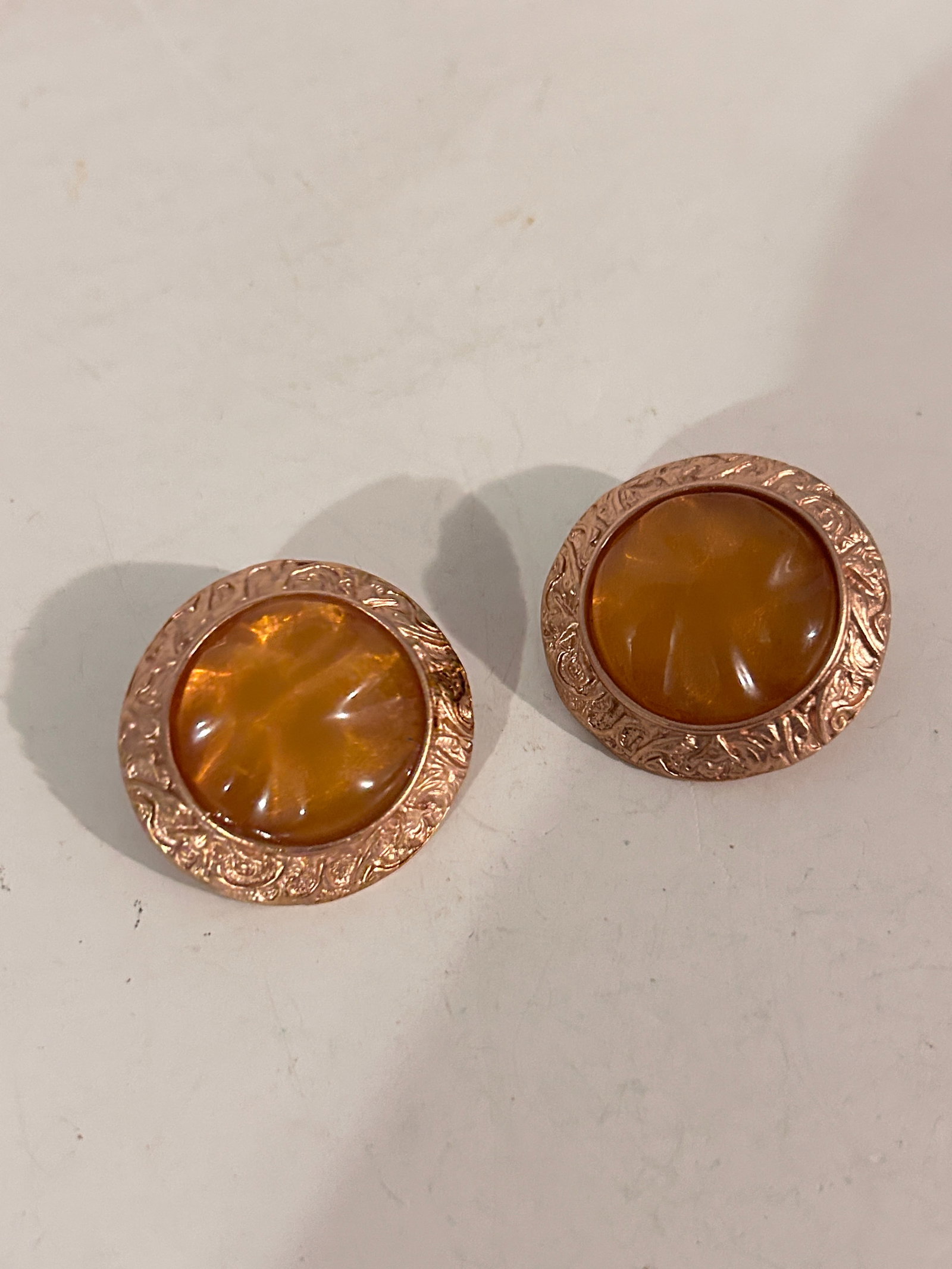 YVES Saint Laurent Single Clip Earrings Gold Tone: YVES Saint Laurent Single Clip Earrings Gold Tone Please view all photos as they are part of the description and condition of this Item, Feel free to contact me with questions or picture requests! Use