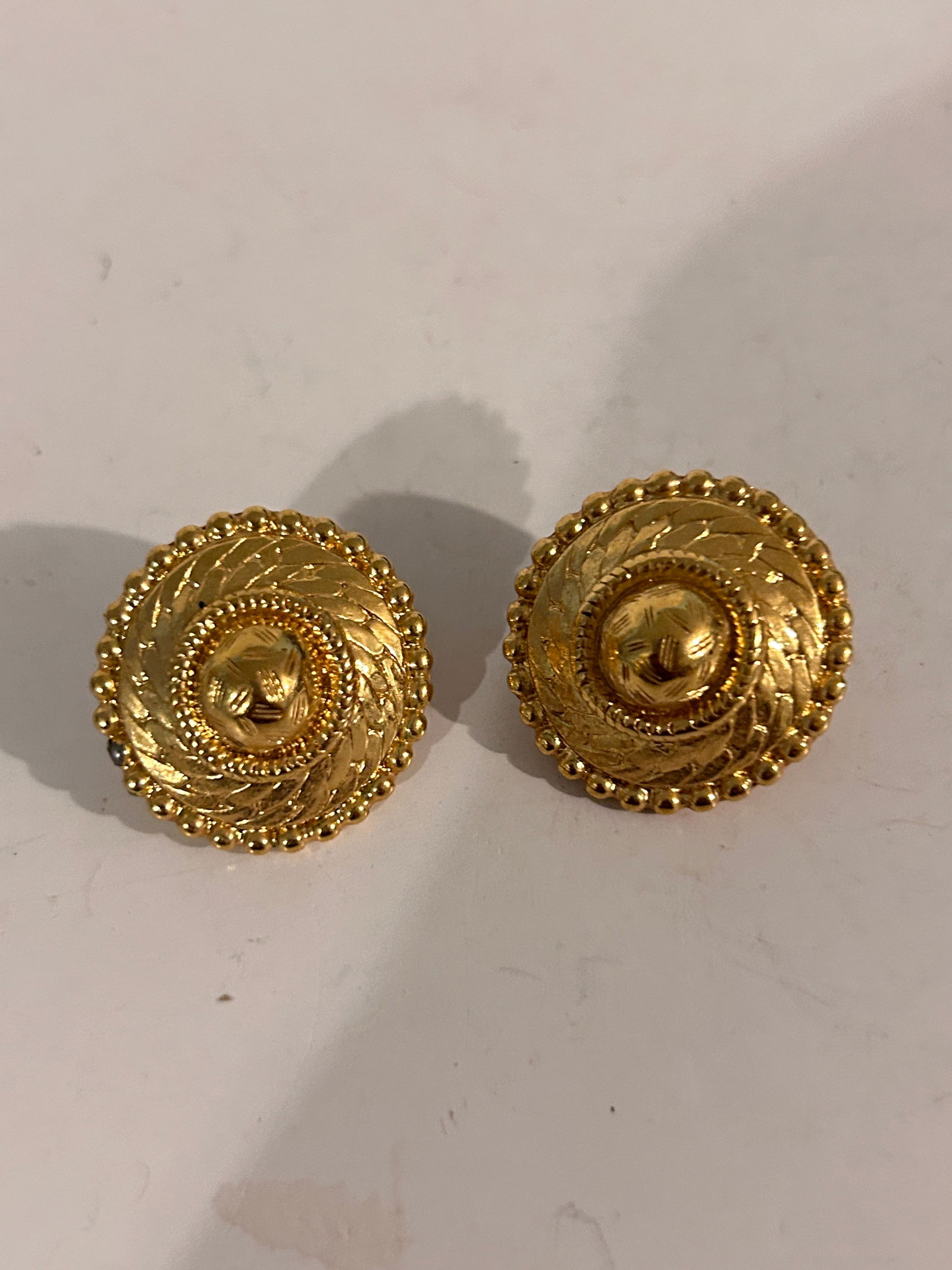 Vintage Monet Gold tone Earrings: Vintage Monet Gold tone Earrings Please view all photos as they are part of the description and condition of this Item, Feel free to contact me with questions or picture requests! Used Item AS IS