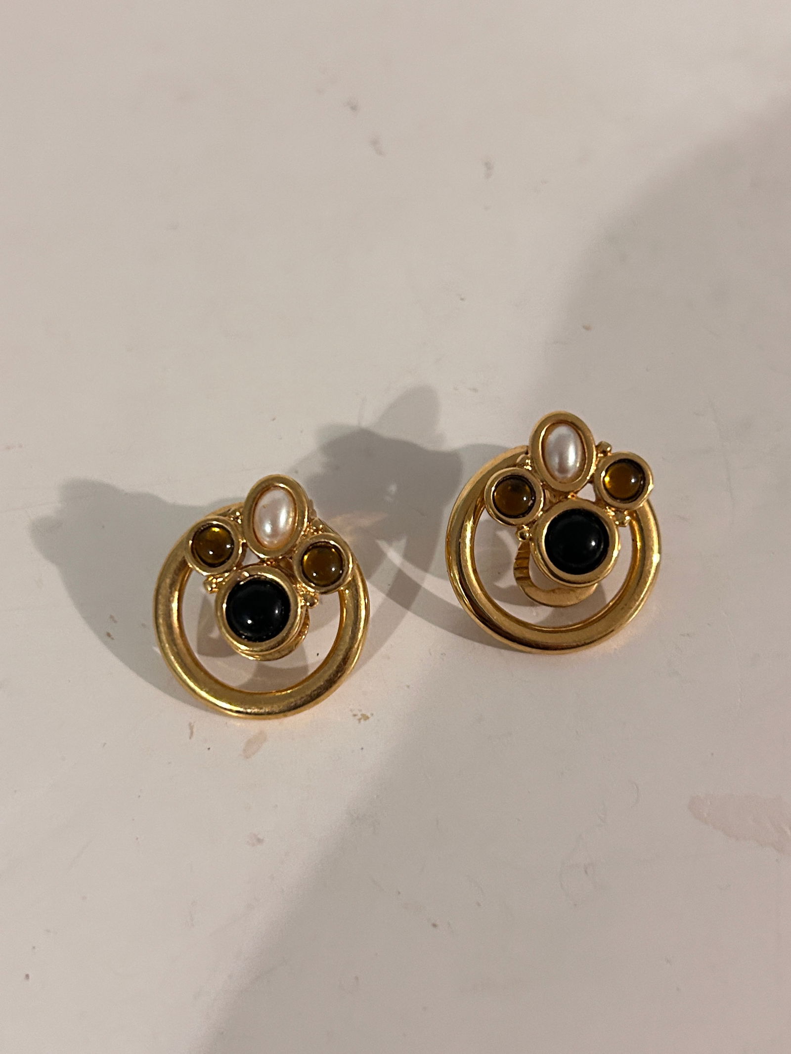 Vintage Monet gold tone Earrings: Vintage Monet gold tone Earrings Please view all photos as they are part of the description and condition of this Item, Feel free to contact me with questions or picture requests! Used Item AS IS