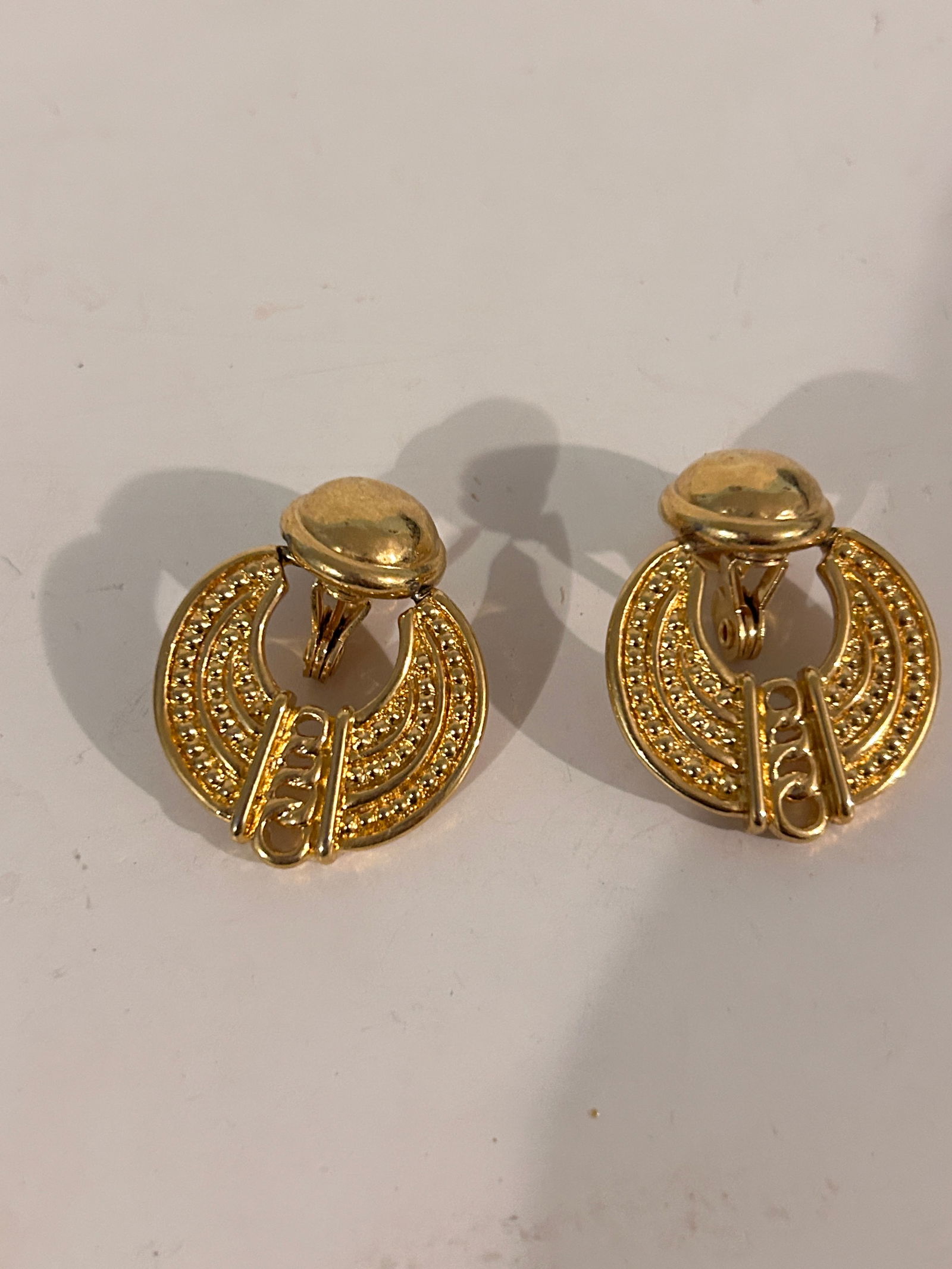 Vintage Gold Tone Monet Earrings: Vintage Gold Tone Monet Earrings Please view all photos as they are part of the description and condition of this Item, Feel free to contact me with questions or picture requests! Used Item AS IS